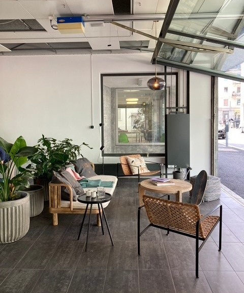 Co-Working Space als alte Garage mit Loungebereich