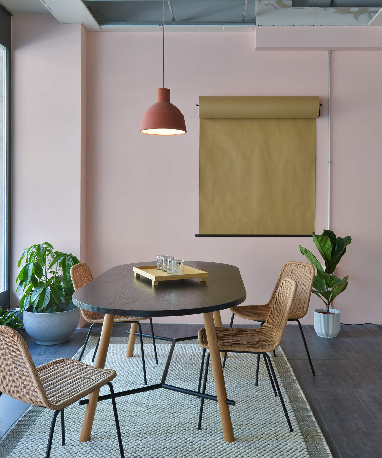 Co-Working Space mit gemütlicher Atmosphäre und Meetingraum