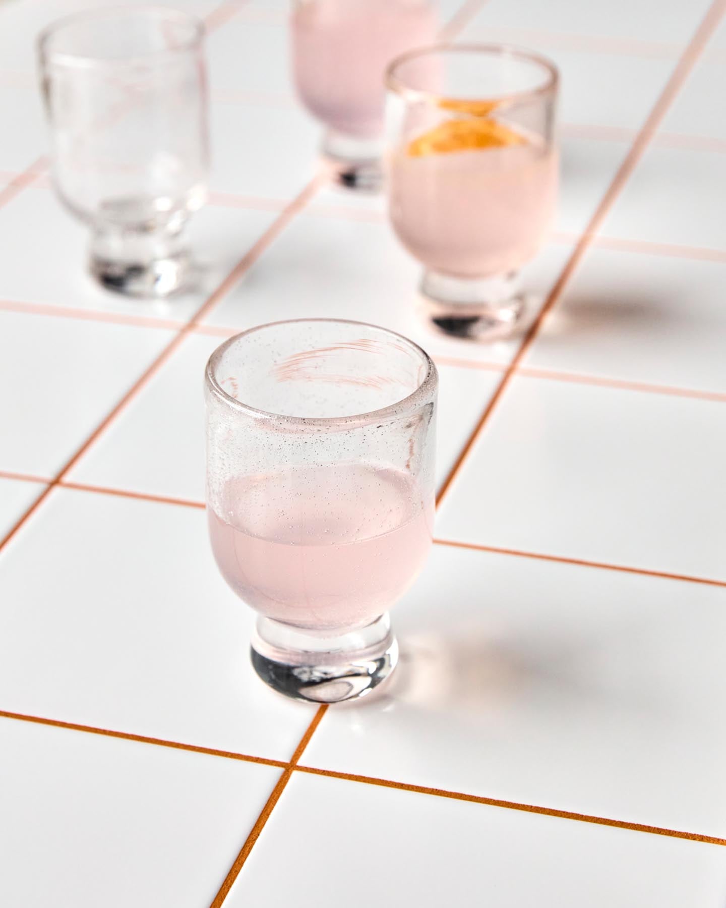 Erleben Sie das stilvolle Glas HDRich Klar von House Doctor – ein Set aus 4 mundgeblasenen Gläsern, ideal für festliche Anlässe und den Alltag.