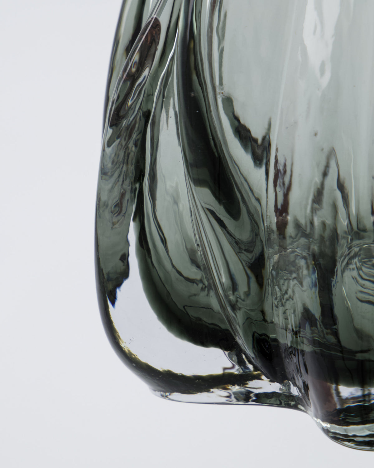 Rauchgrauer Teelichthalter HDCurva aus Glas mit weichen Rundungen und durchscheinender Oberfläche