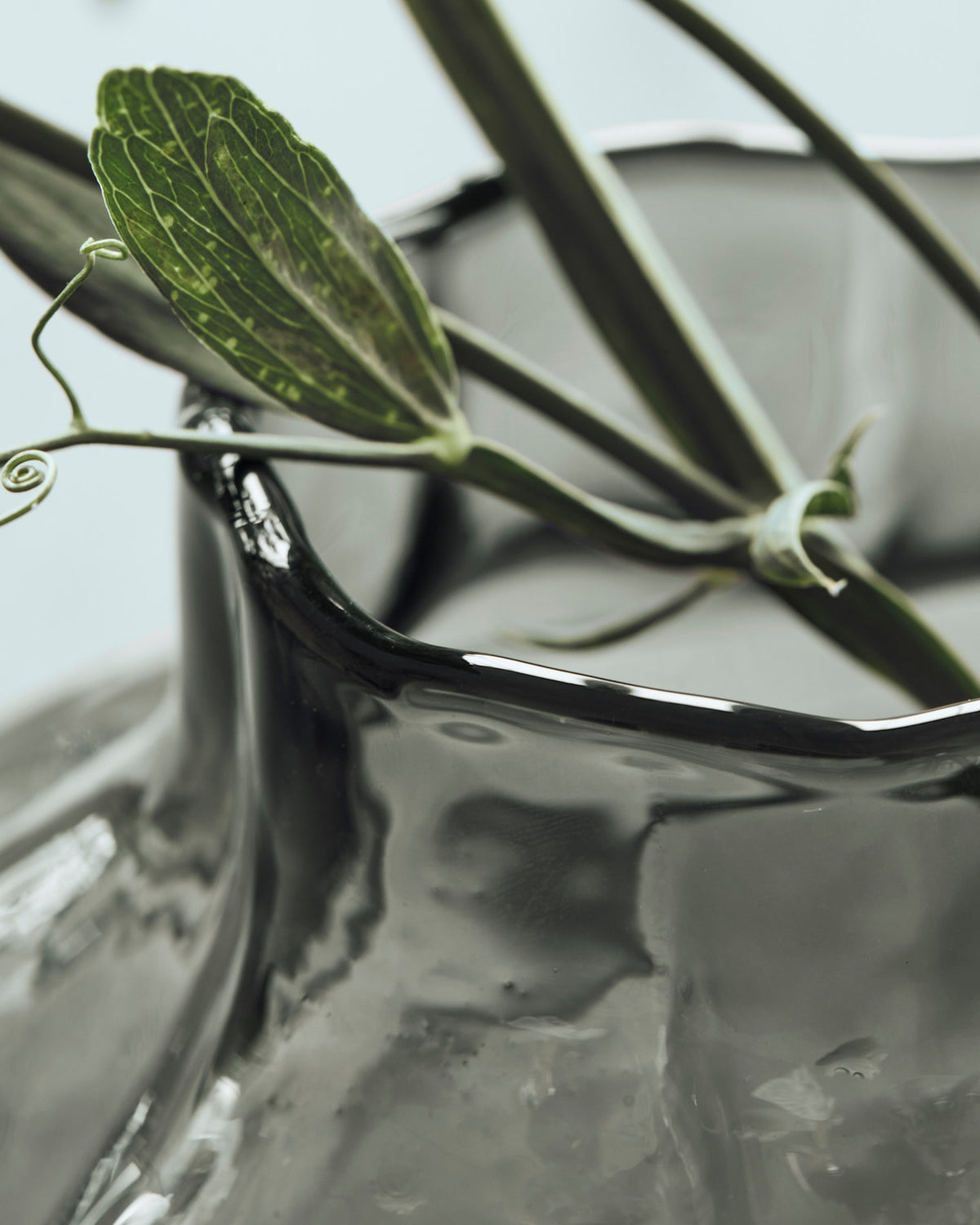 Rauchgraue Glasvase HDTurn von House Doctor mit Wirbellinien im Glas