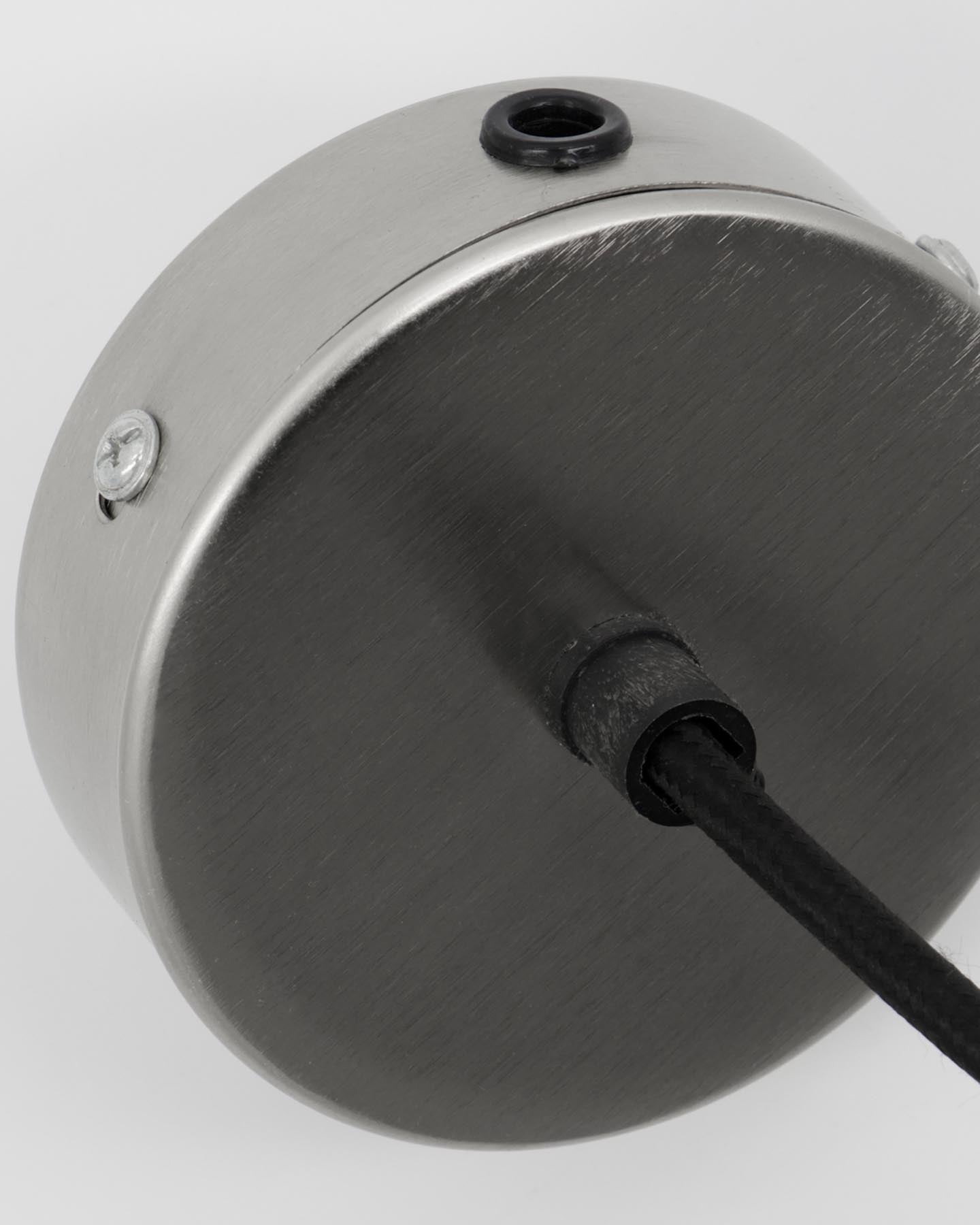 Verleihen Sie Ihrem Zuhause mit der HDMesh Pendelleuchte von House Doctor einen Hauch von industriellem Chic. Ihr gebürstetes Silber-Finish und die filigrane Netzstruktur schaffen eine einladende Atmosphäre.