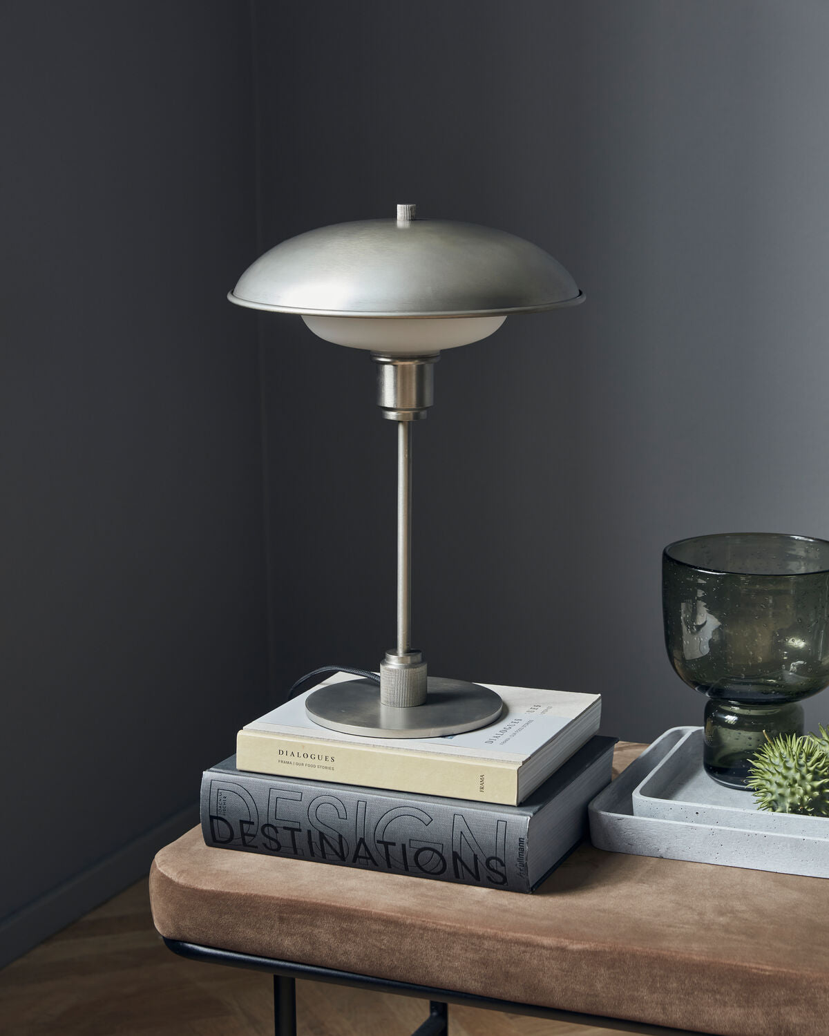 Elegante Tischleuchte HDBoston in Gunmetal-Grau, ideal für stilvolle Akzente in jedem Raum, erhältlich bei KAQTU Design AG.