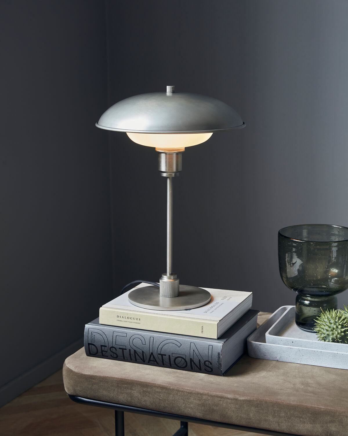 Moderne Tischleuchte HDBoston in Gunmetal-Grau, perfekt für stimmungsvolle Beleuchtung und zeitgemäße Wohnräume.