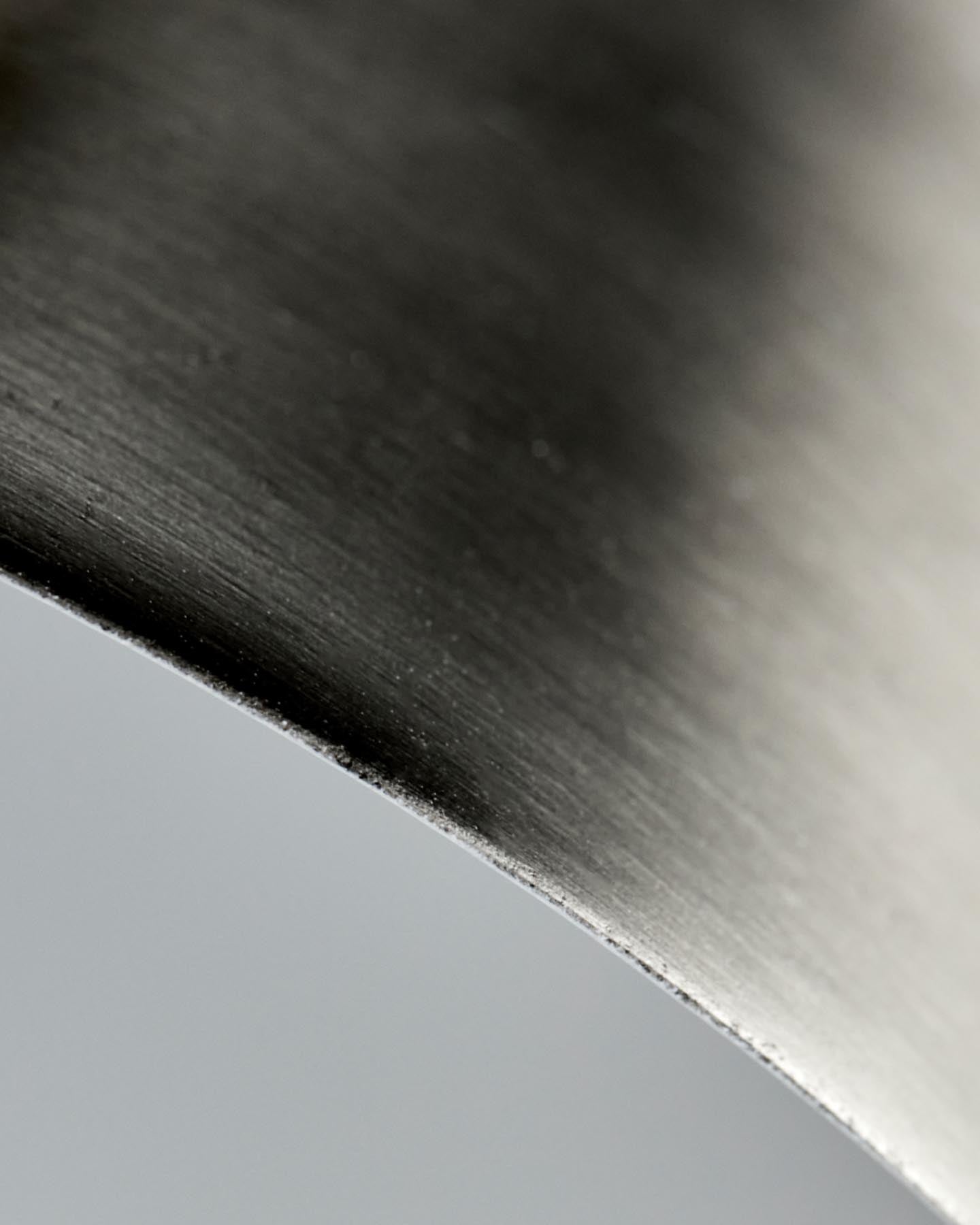 Entdecken Sie die stilvolle Tischleuchte HDGame von House Doctor mit elegantem gebürstetem Silber-Finish. Ideal für modernes Wohnen!