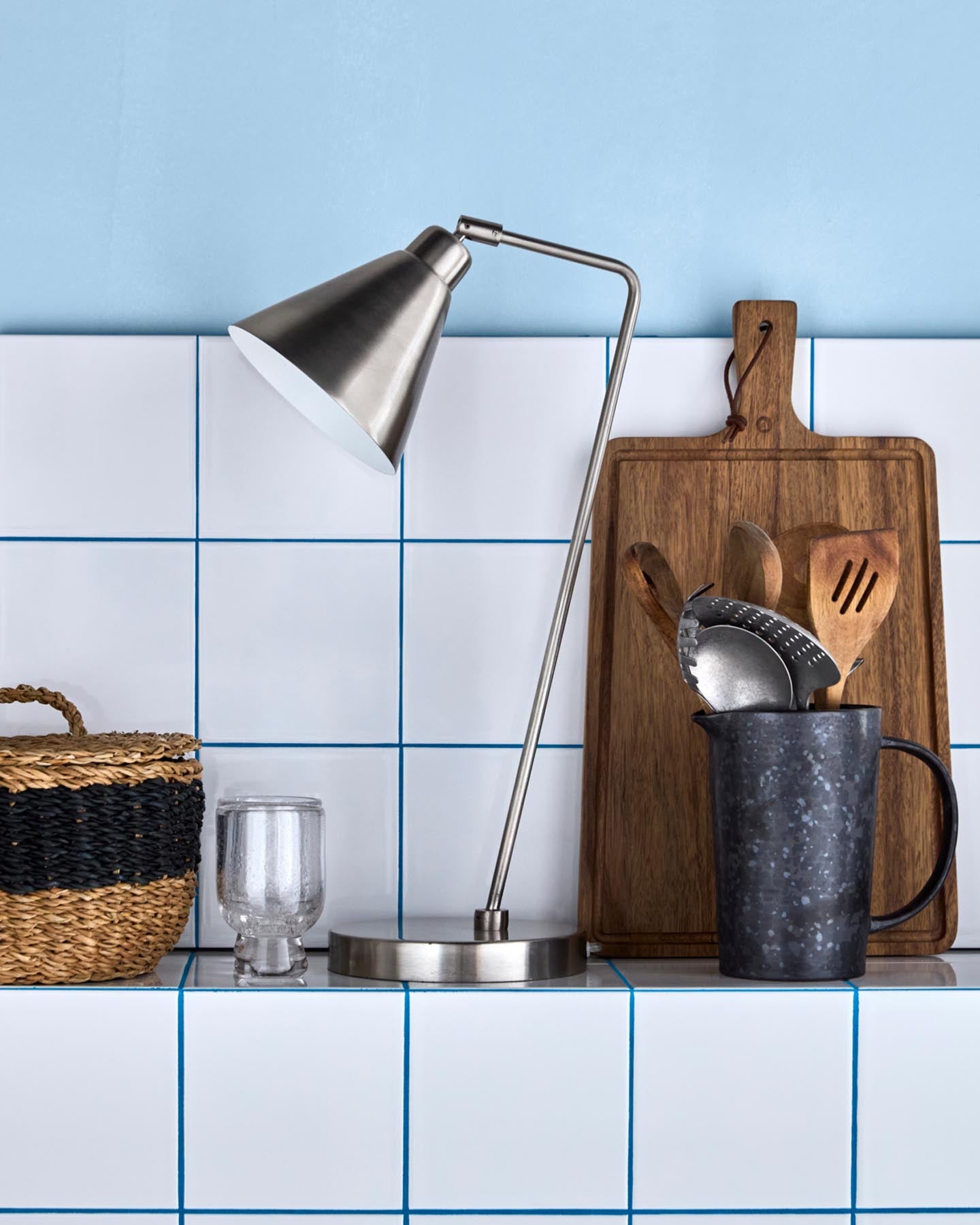 Verleihen Sie Ihrem Zuhause mit der Tischleuchte HDGame von House Doctor einen Hauch von Eleganz. Ihr gebürstetes Silber-Finish und das moderne Design machen sie zur perfekten Wahl für jeden Raum.