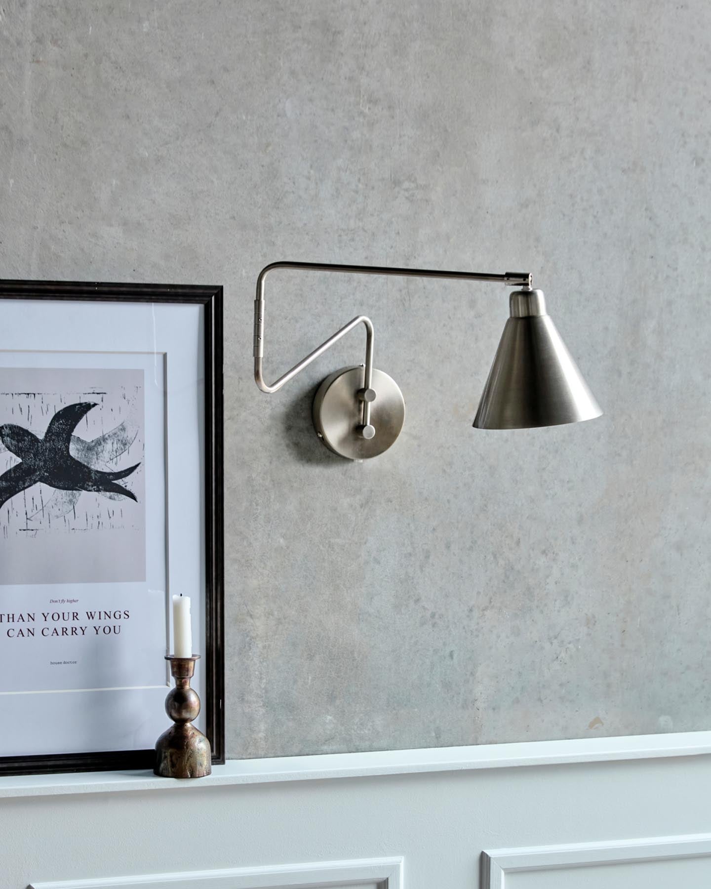 Erleben Sie die Wandleuchte HDGame von House Doctor – ein modernes Design mit gebürstetem Silber-Finish, perfekt für stimmungsvolle Beleuchtung.