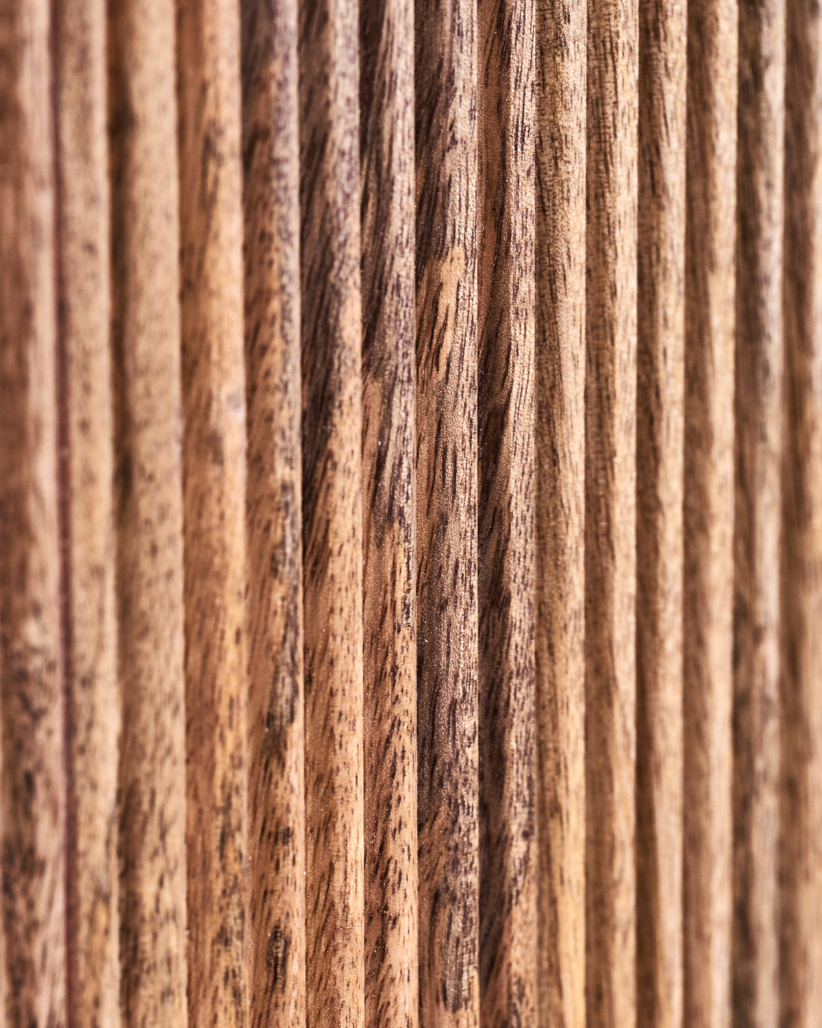 Braunes Holzregal HDBalance von House Doctor mit gerillten Seitenwänden, Mangobaum