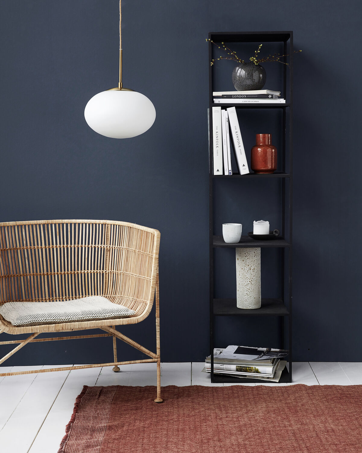 Weisse Glas-Pendelleuchte Opal von House Doctor mit Messing-Details und Kabel