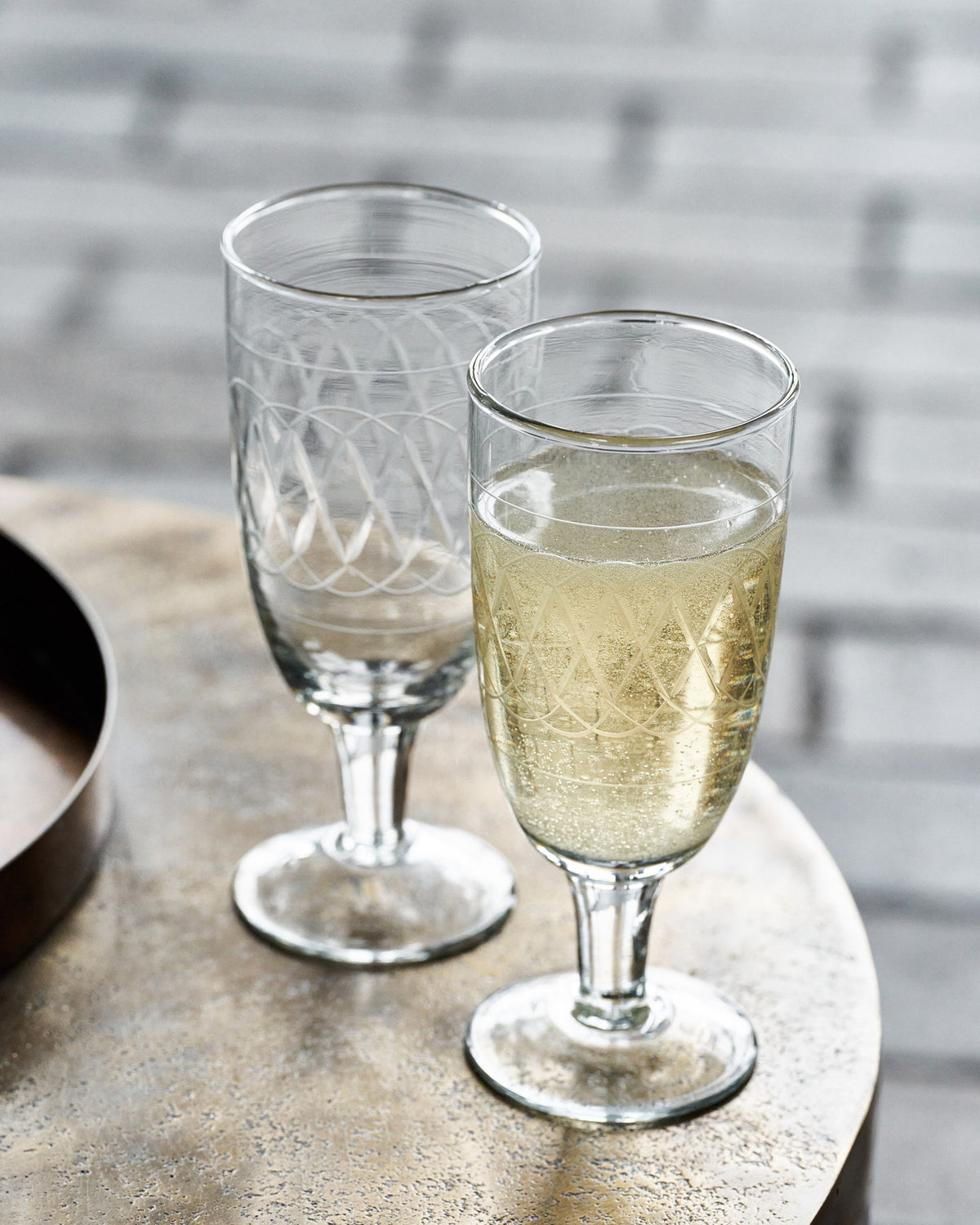 Transparentes Bierglas Vintage aus Glas mit feinem Muster und kurzem Stiel
