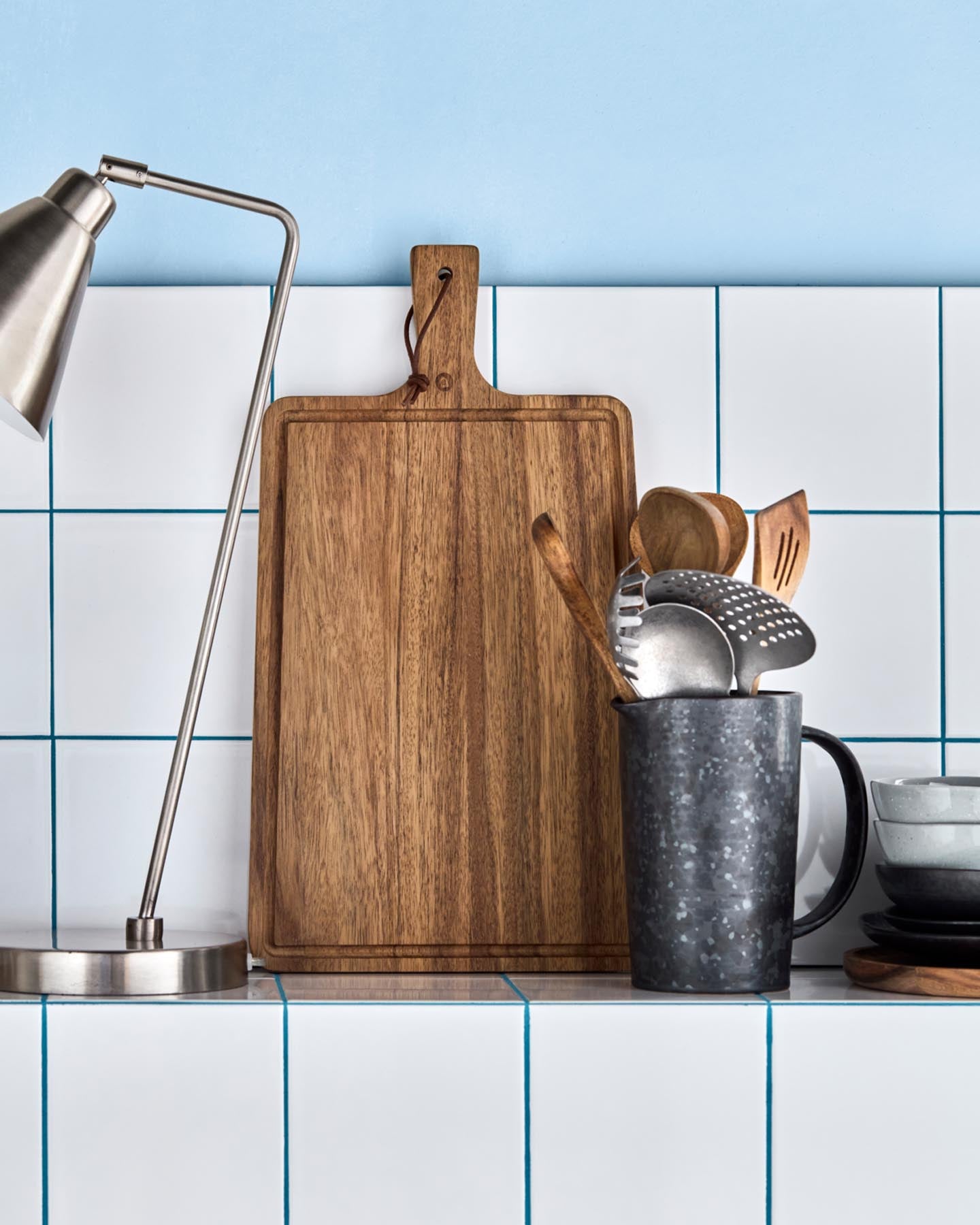 Erleben Sie das Schneidebrett HDWalnut Natur von House Doctor – ein robustes und stilvolles Küchenutensil aus edlem Walnussholz, perfekt für jeden Anlass.