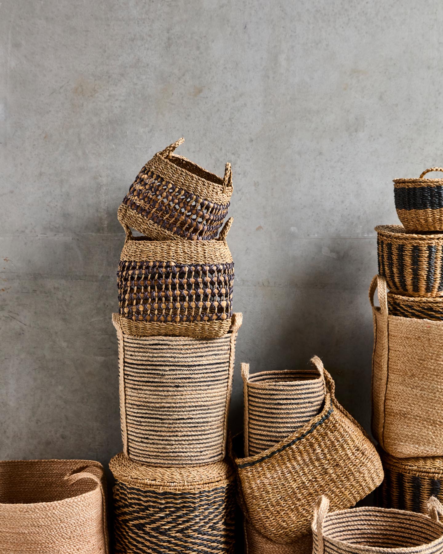 Entdecken Sie den handgeflochtenen Korb HDPauta von House Doctor. Stilvolle Aufbewahrung in Naturtönen mit eleganten schwarzen Streifen.