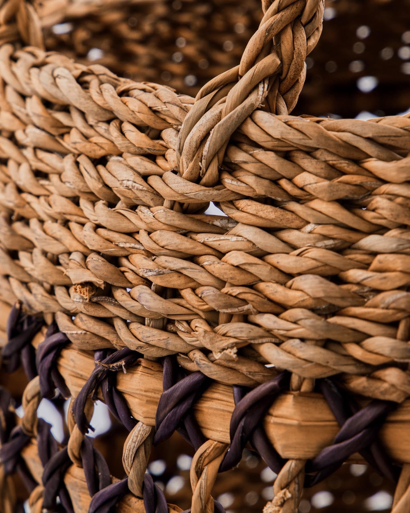 Erleben Sie den charmanten Korb HDPauta von House Doctor: Handgefertigt aus Seegras, vereint er natürliche Eleganz mit praktischer Aufbewahrung.