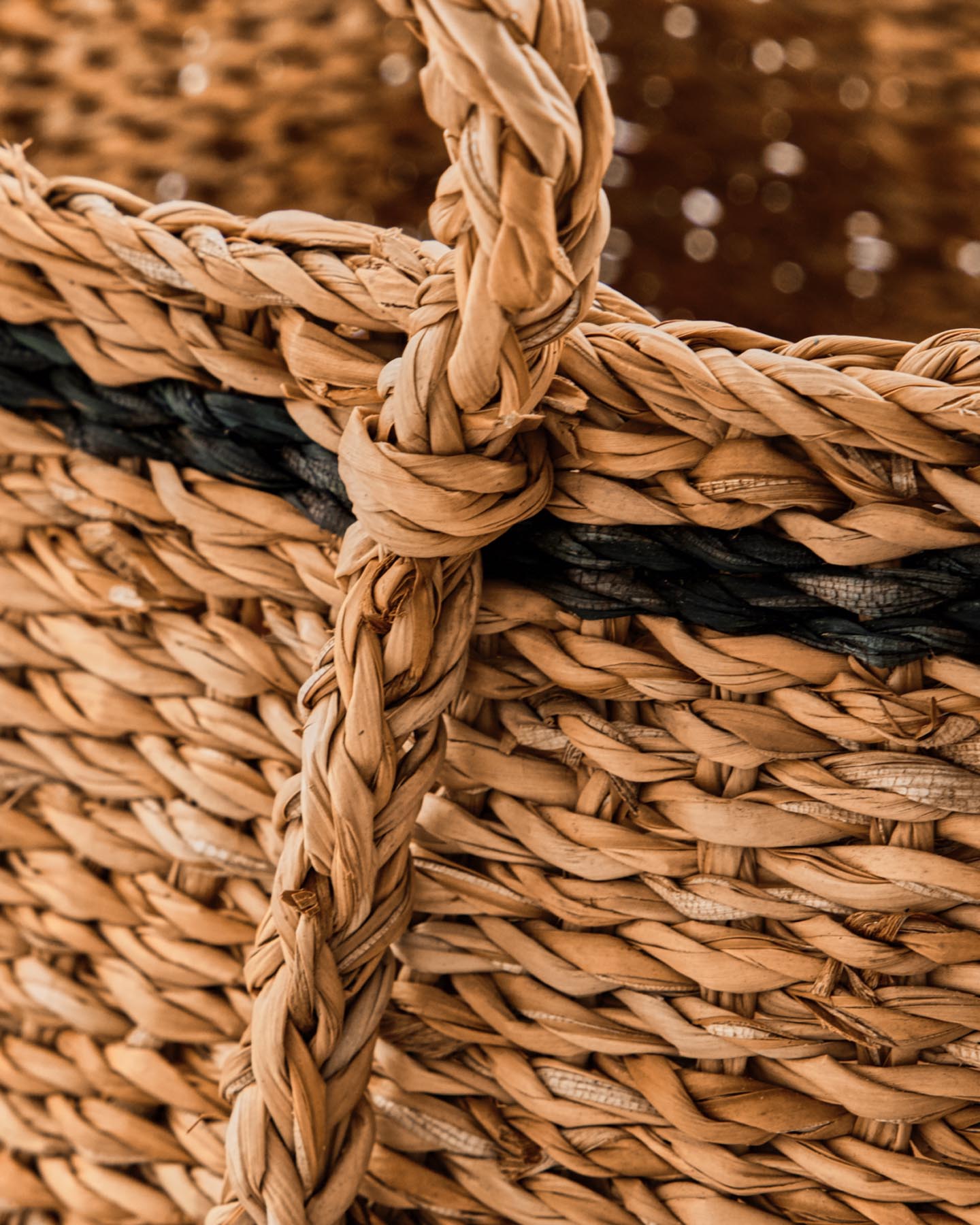 Erleben Sie die einzigartigen Körbe HDLaine von House Doctor. Handgefertigt aus Seegras, vereinen sie Funktionalität und stilvolles Design für Ihr Zuhause.