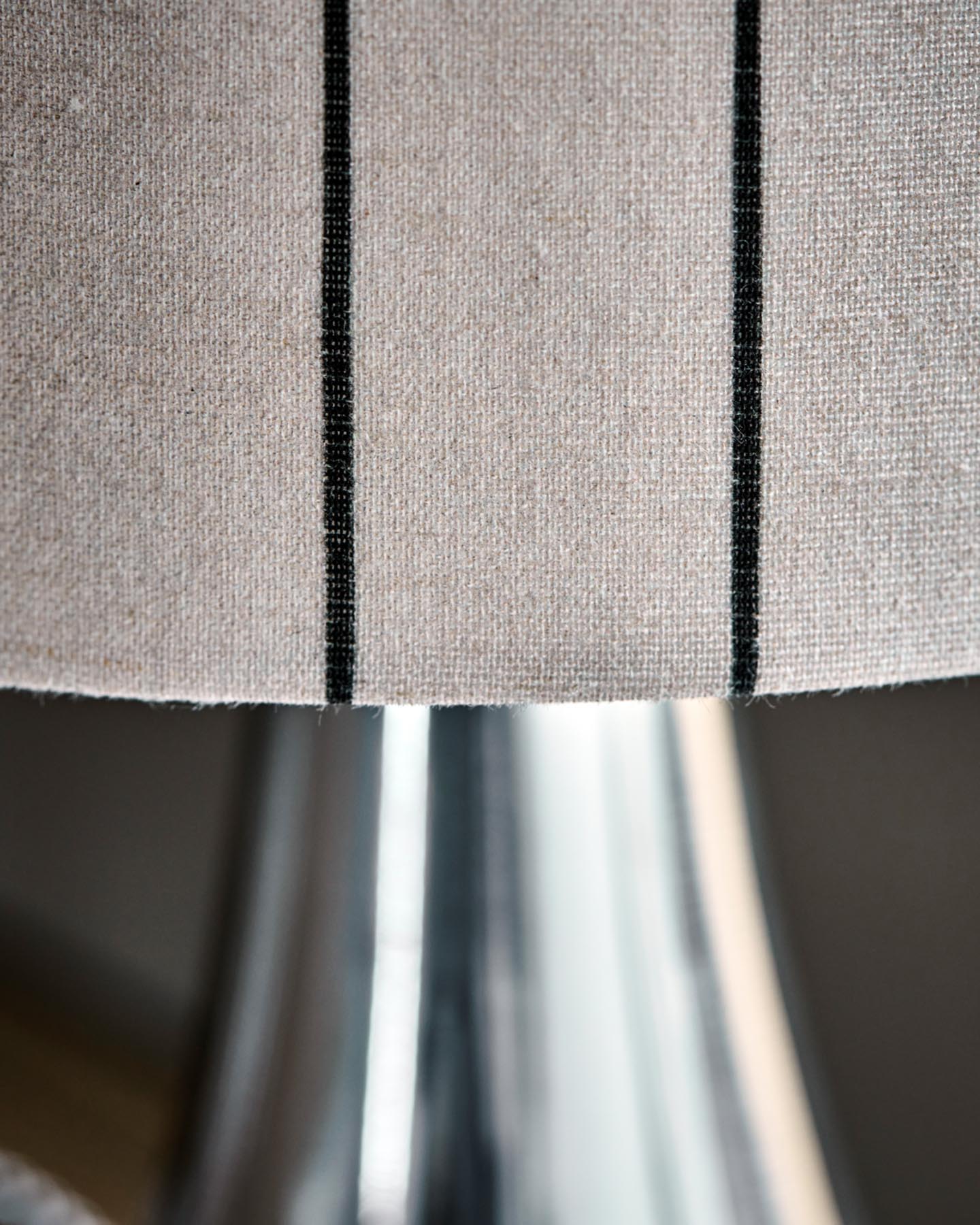 Entdecken Sie die elegante HDTulip Tischleuchte von House Doctor mit silberner Aluminiumbasis und stilvollem Design. Perfekt für jedes Zuhause!