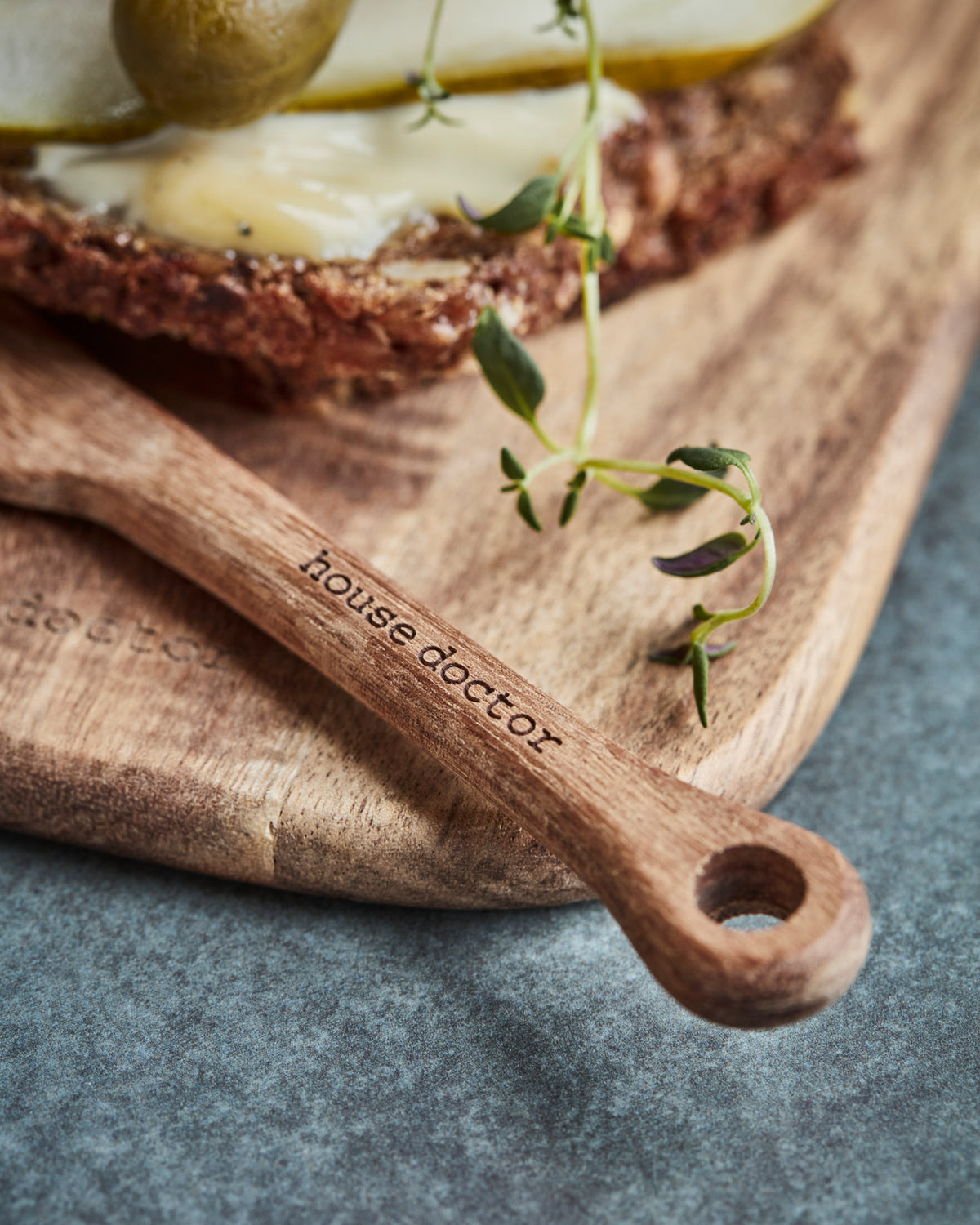 Buttermesser HDEya in Natur aus Akazienholz mit glatter Oberfläche und länglicher Form