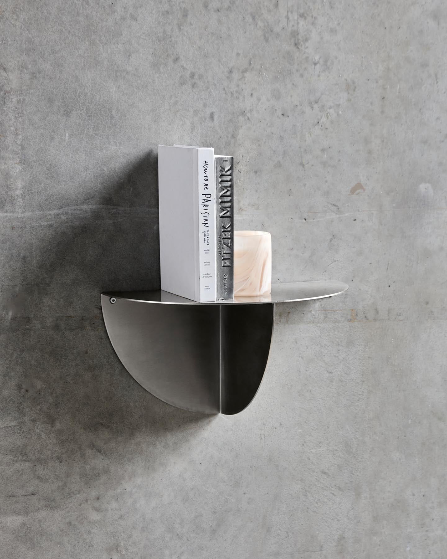 Stilvoller Beistelltisch HDMega von House Doctor mit edlem gebürstetem Silber-Finish. Perfekt für moderne Wohnräume und vielseitige Nutzung.