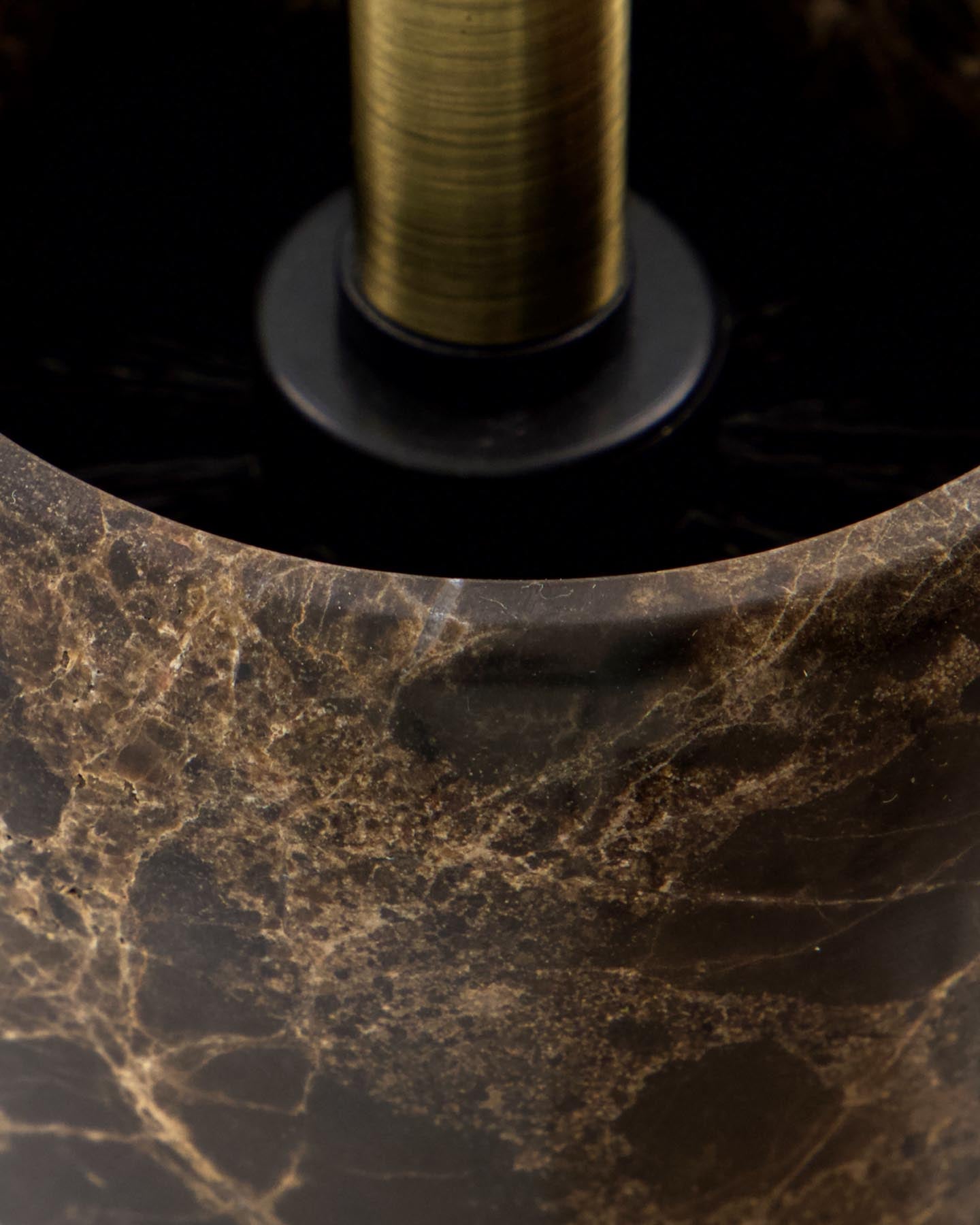 Die Klobürste HDAble von House Doctor in elegantem Braun bringt Luxus und Stil in Ihr Badezimmer. Aus hochwertigem Marmor gefertigt, ist sie ein einzigartiges Accessoire.