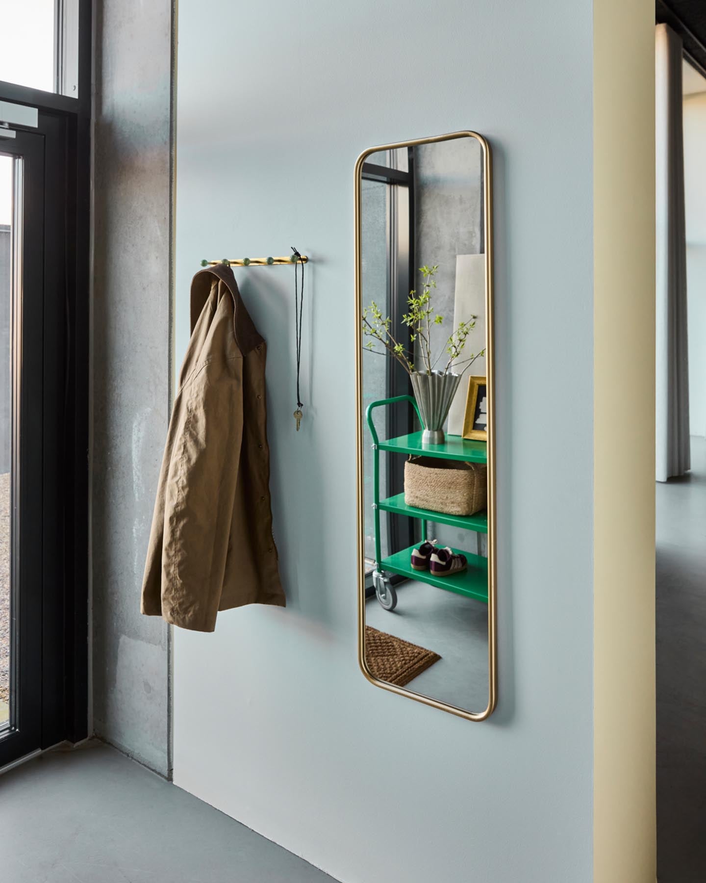 Entdecken Sie den eleganten HDMirror Gold von House Doctor – ein stilvoller Spiegel mit goldfarbener Umrandung, der jedem Raum Luxus verleiht.