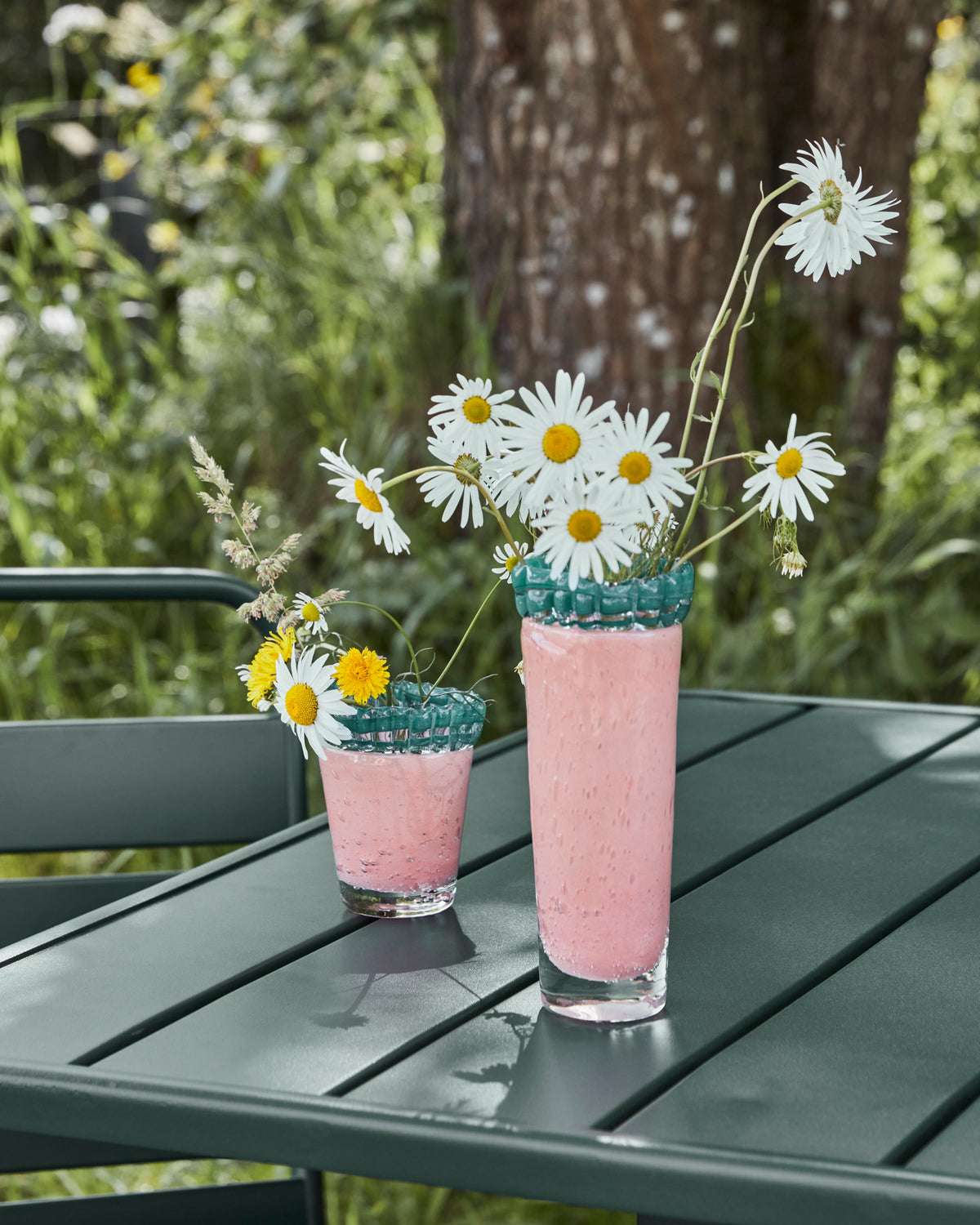 Rosa Vase HDKupla aus Blasenglas mit geschwungenem grünem Rand
