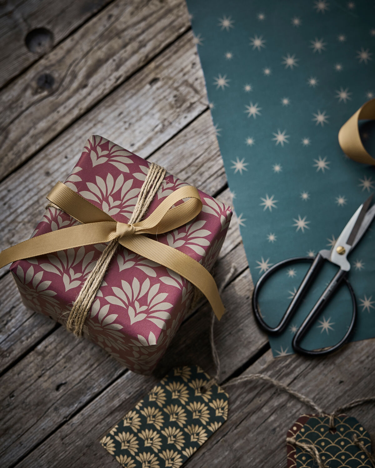 Geschenkpapier, HDRaft, Bunt in Bunt präsentiert im Onlineshop von KAQTU Design AG. Weihnachtsgeschenkpapier ist von House Doctor