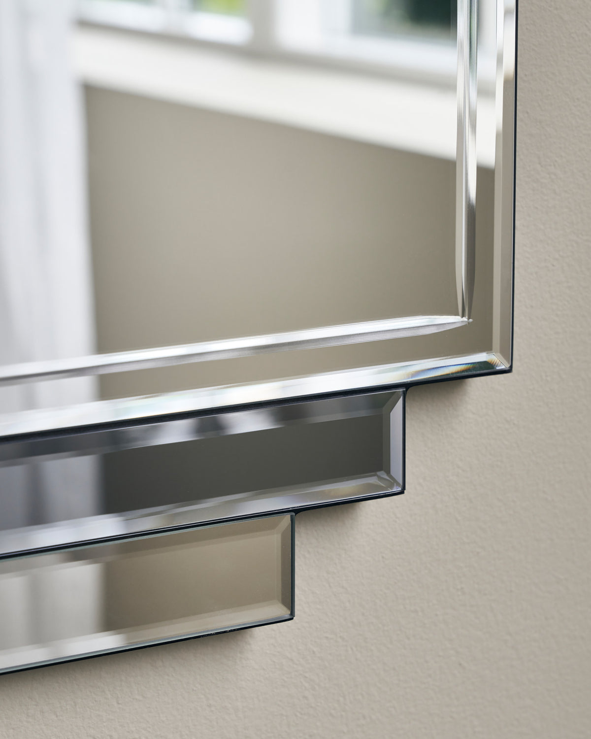 Grauer Wandspiegel Deco von House Doctor aus facettiertem Glas mit geometrischer Form