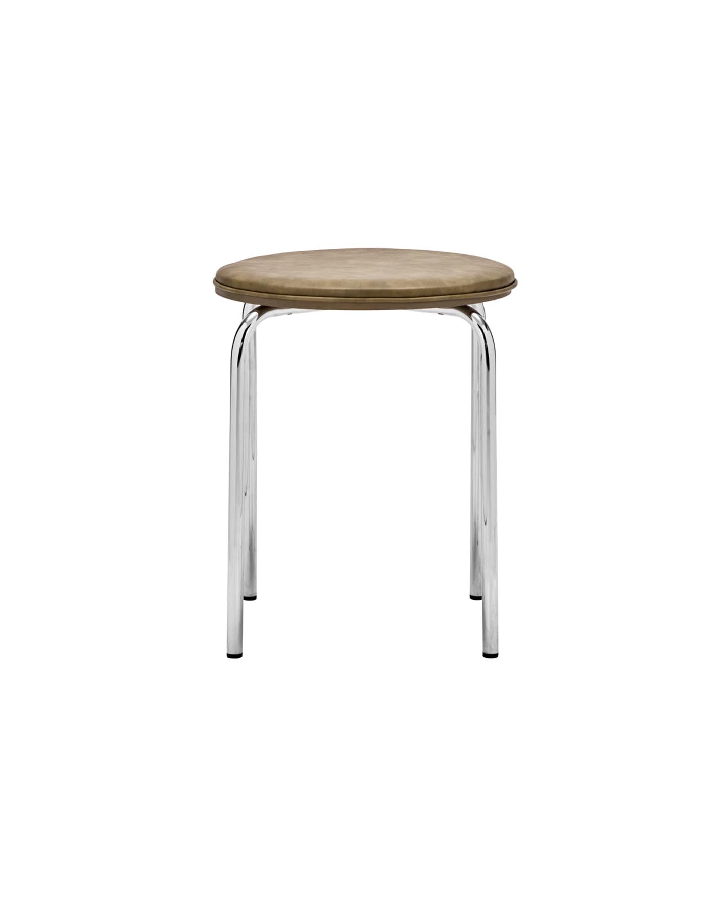 Entdecken Sie den Hocker HDComma in Khaki von House Doctor – ein stilvolles, vielseitiges Möbelstück, das jedem Raum Eleganz verleiht.