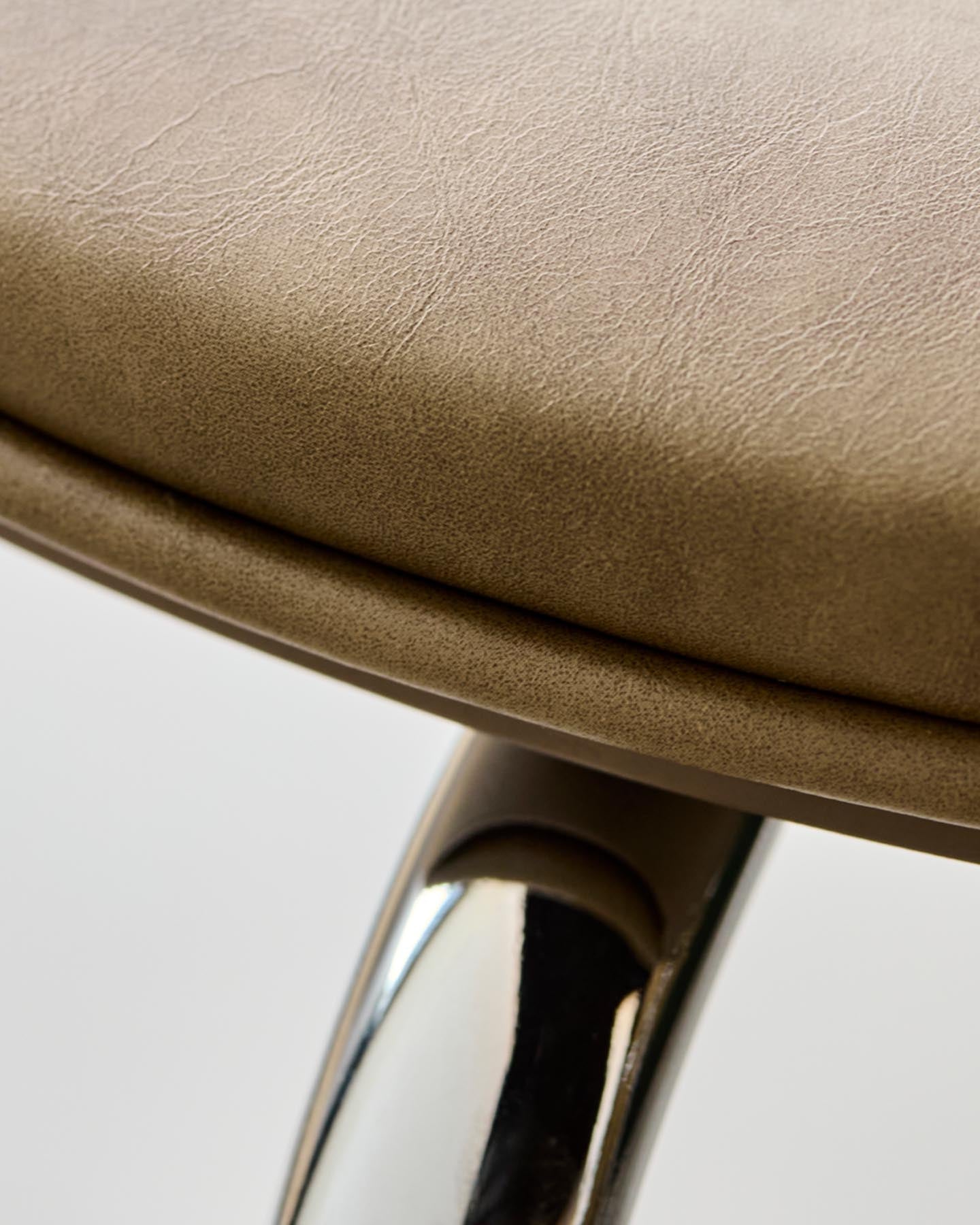 Der Hocker HDComma in Khaki von House Doctor vereint modernes Design mit Funktionalität und passt perfekt in jedes Zuhause.