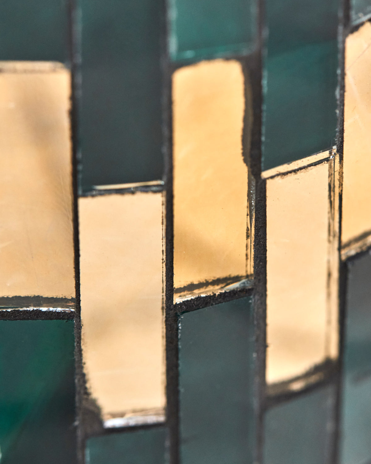 Grüner Teelichthalter HDShine von House Doctor aus Glas mit goldenem Mosaikmuster