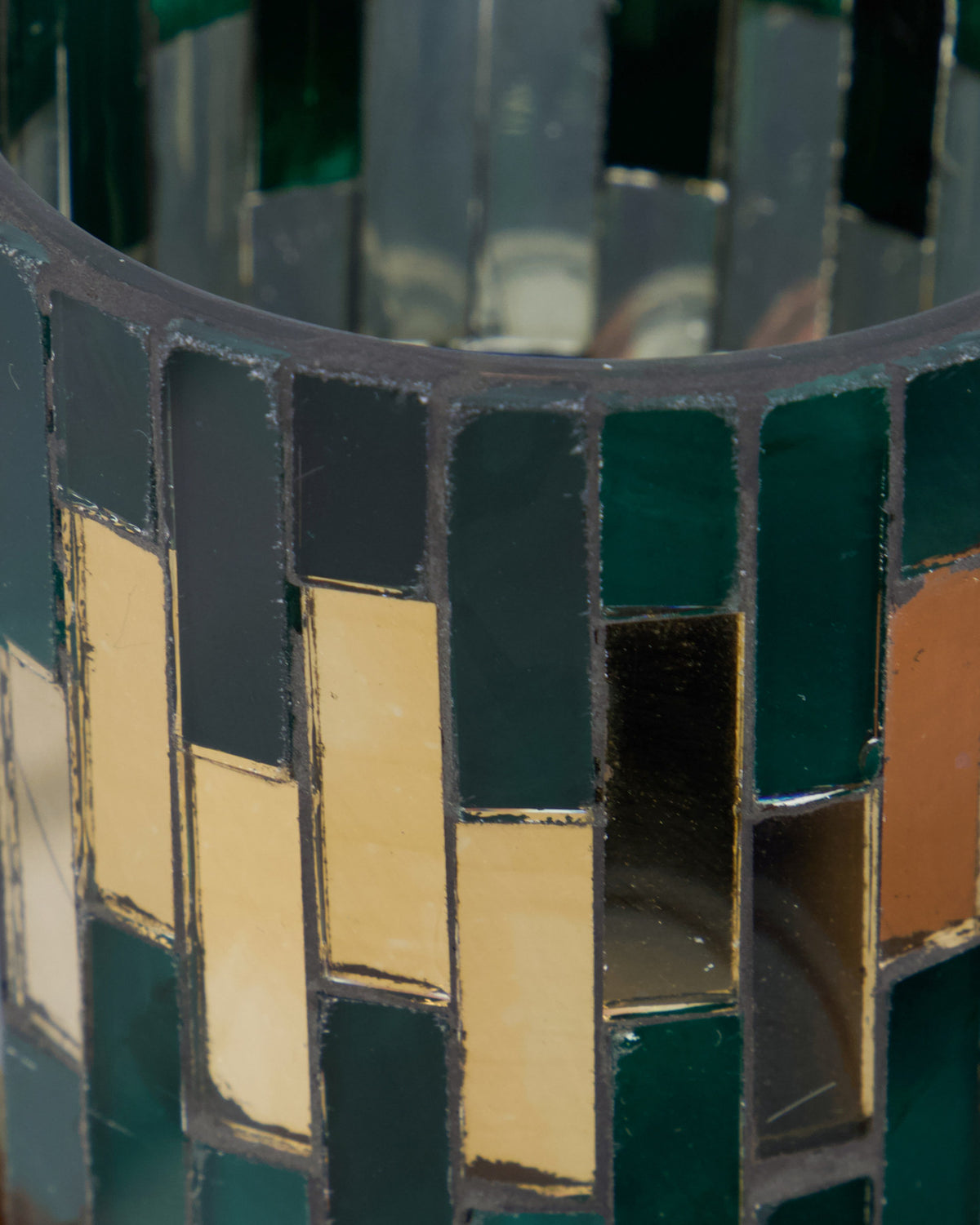 Grüner Teelichthalter HDShine von House Doctor aus Glas mit goldenem Mosaikmuster
