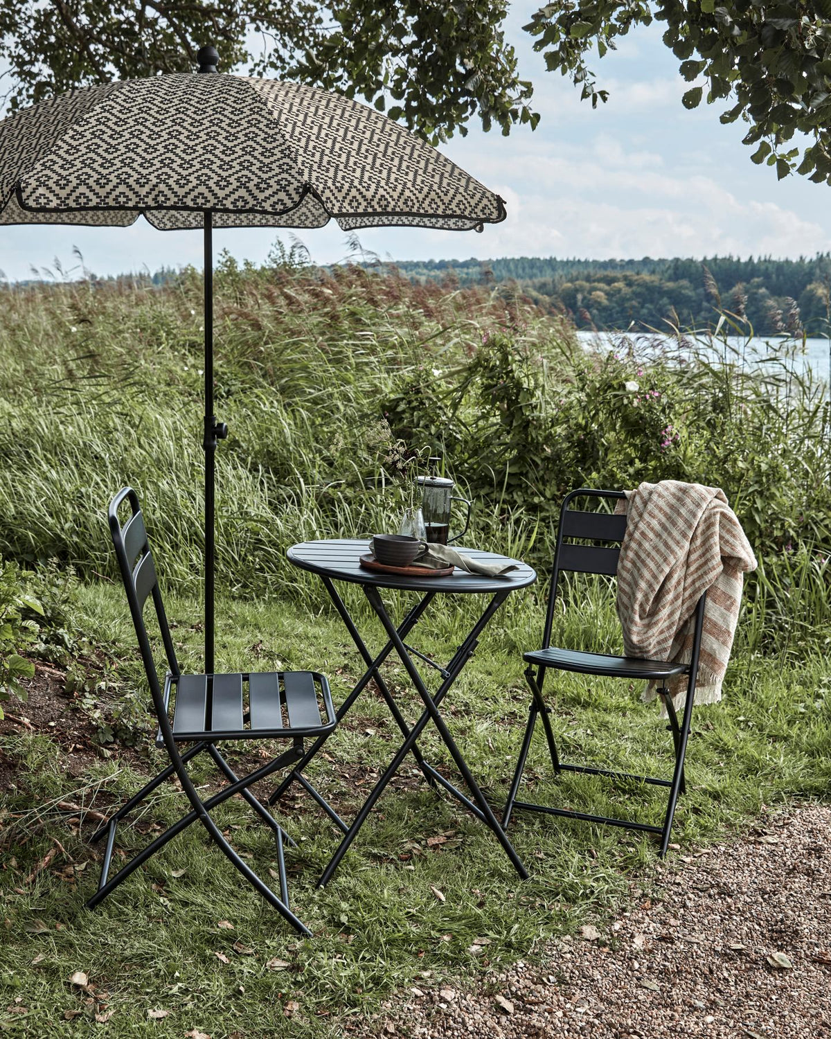 Set im Café-Stil, HDHelo, Schwarz in Schwarz präsentiert im Onlineshop von KAQTU Design AG. Gartentischset ist von House Doctor