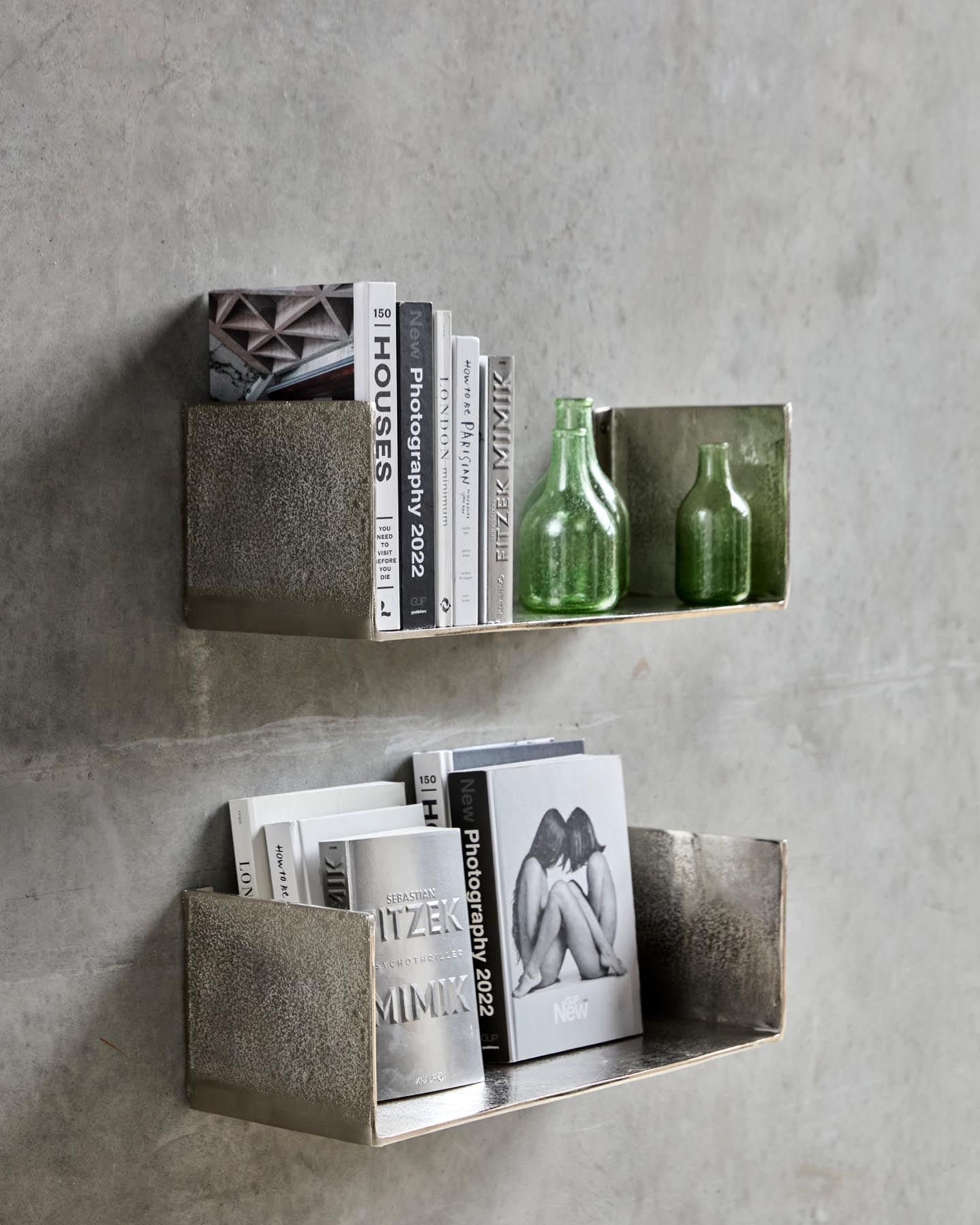 Verleihen Sie Ihrem Raum mit dem HDBoxie Wandregal von House Doctor einen urbanen Akzent. Handgefertigt aus robustem Aluminium, bietet es stilvolle Funktionalität.