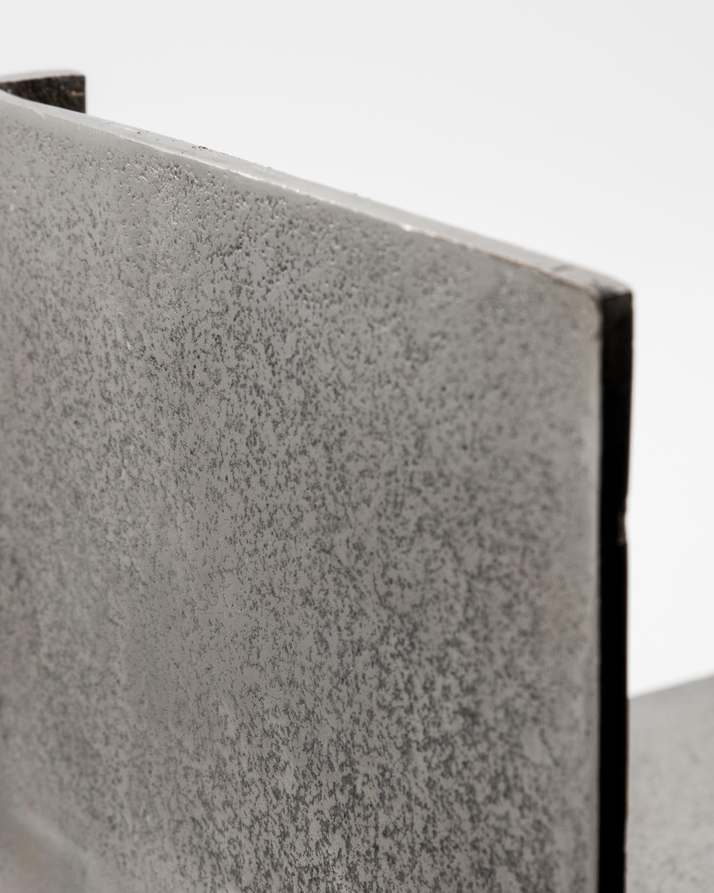 Entdecken Sie das HDBoxie Wandregal von House Doctor – ein handgefertigtes Aluminiumregal mit silbernem Finish, das urbanen Stil und vielseitige Nutzung vereint.