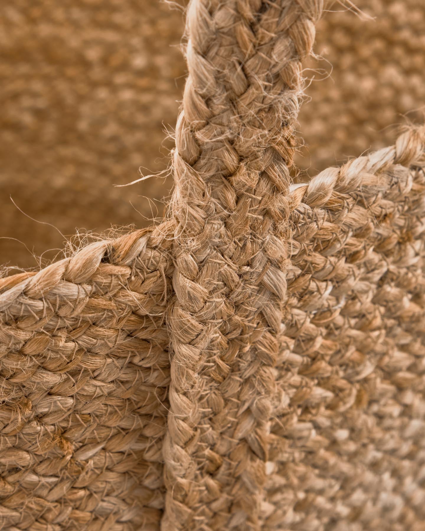 Entdecken Sie den stilvollen Aufbewahrungskorb HDStella von House Doctor. Handgefertigt aus Jute, ideal für Ordnung und Gemütlichkeit.