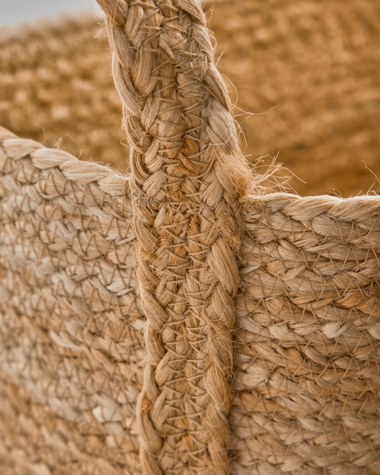 Gestalten Sie Ihr Zuhause mit dem handgeflochtenen Aufbewahrungskorb HDStella von House Doctor. Praktisch, vielseitig und aus natürlicher Jute.