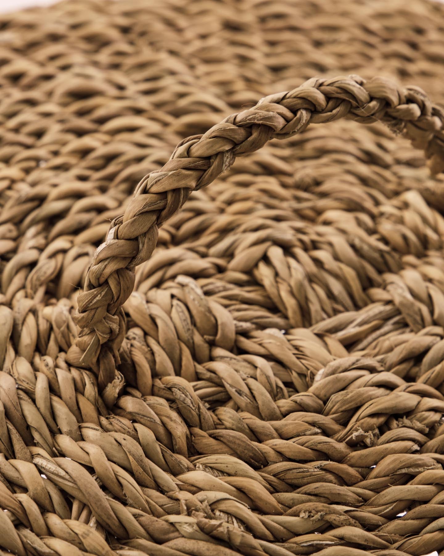 Gestalten Sie Ihr Zuhause mit dem bunten Aufbewahrungskorb HDCesto von House Doctor. Handgeflochten aus Seegras, vereint er Stil und Funktionalität.