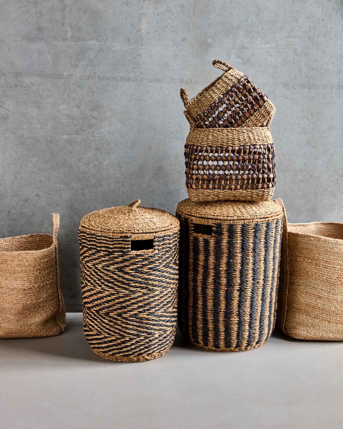 Entdecken Sie die Wäschekörbe HDCesto von House Doctor – stilvolle, handgeflochtene Körbe aus Seegras in Natur und Schwarz für elegante Aufbewahrung.