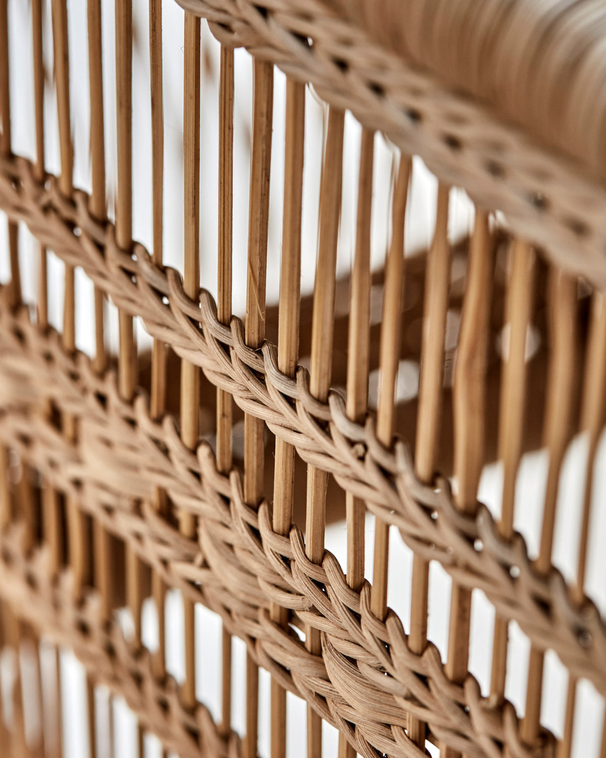 Quadratischer Hocker HDRika in Natur, gefertigt aus geflochtenem Rattan und Eukalyptusholz