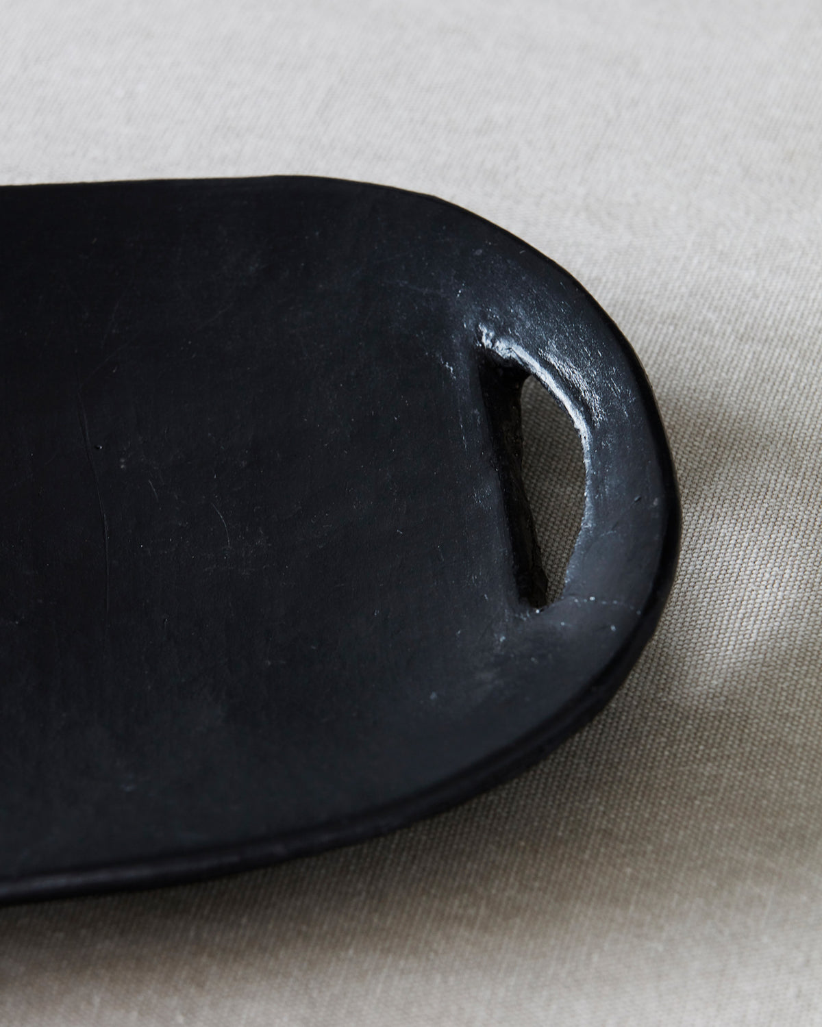 Tablett, Earth, Schwarz in Schwarz präsentiert im Onlineshop von KAQTU Design AG. Tablett ist von House Doctor