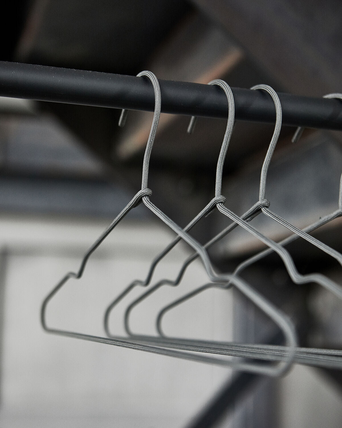 Kleiderbügel, Wire in Dunkelgrau präsentiert im Onlineshop von KAQTU Design AG. Kleiderbügel ist von House Doctor