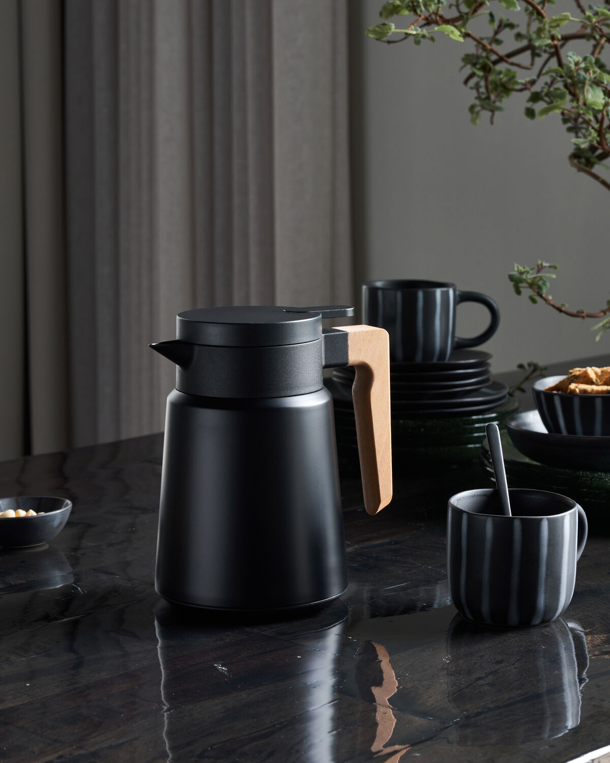 Thermoskanne, HDCole, Schwarz in Schwarz präsentiert im Onlineshop von KAQTU Design AG. Karaffe ist von House Doctor