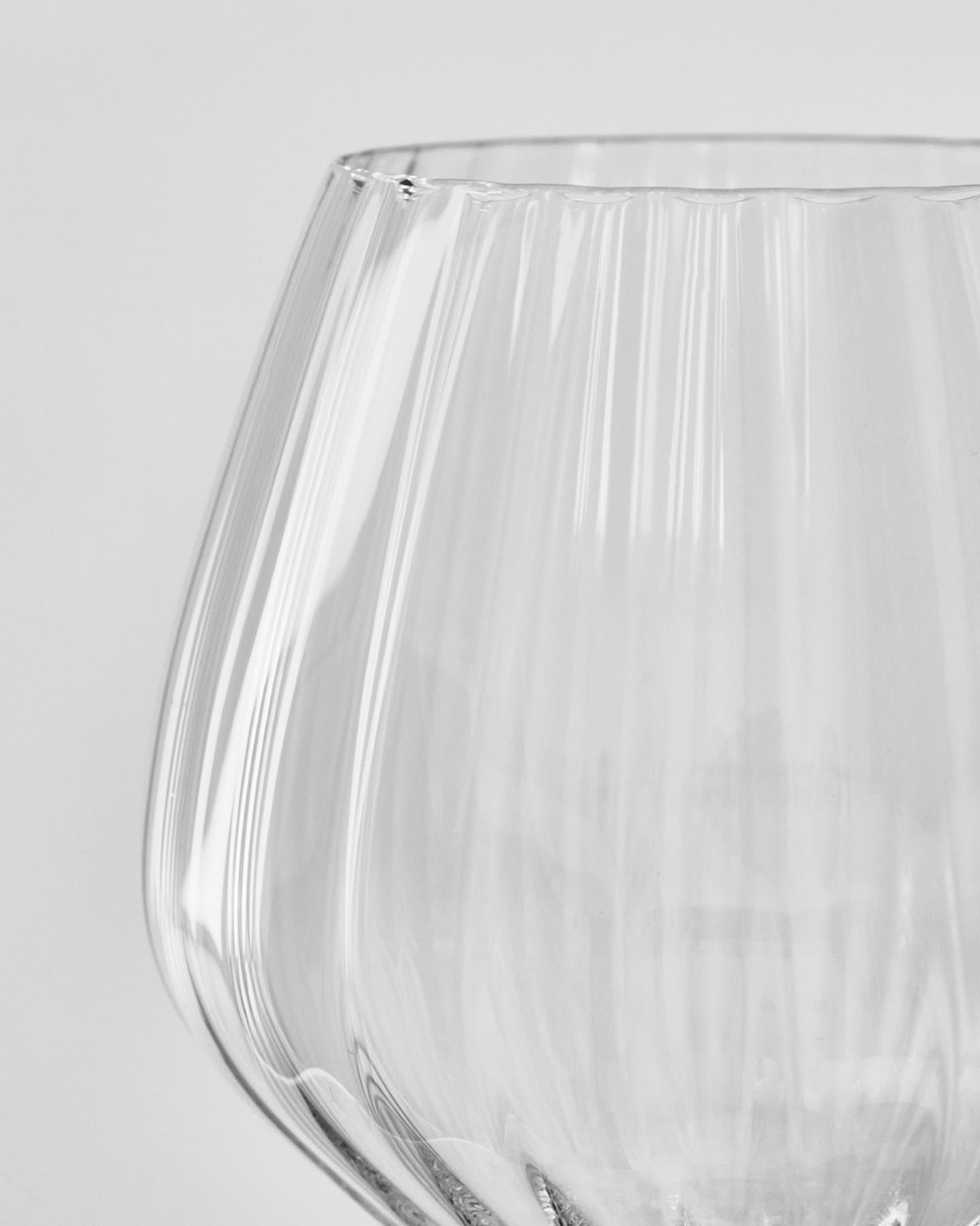 Genießen Sie Rotwein stilvoll mit dem mundgeblasenen HDRill Glas von House Doctor – ein elegantes, handgefertigtes Unikat für besondere Anlässe.