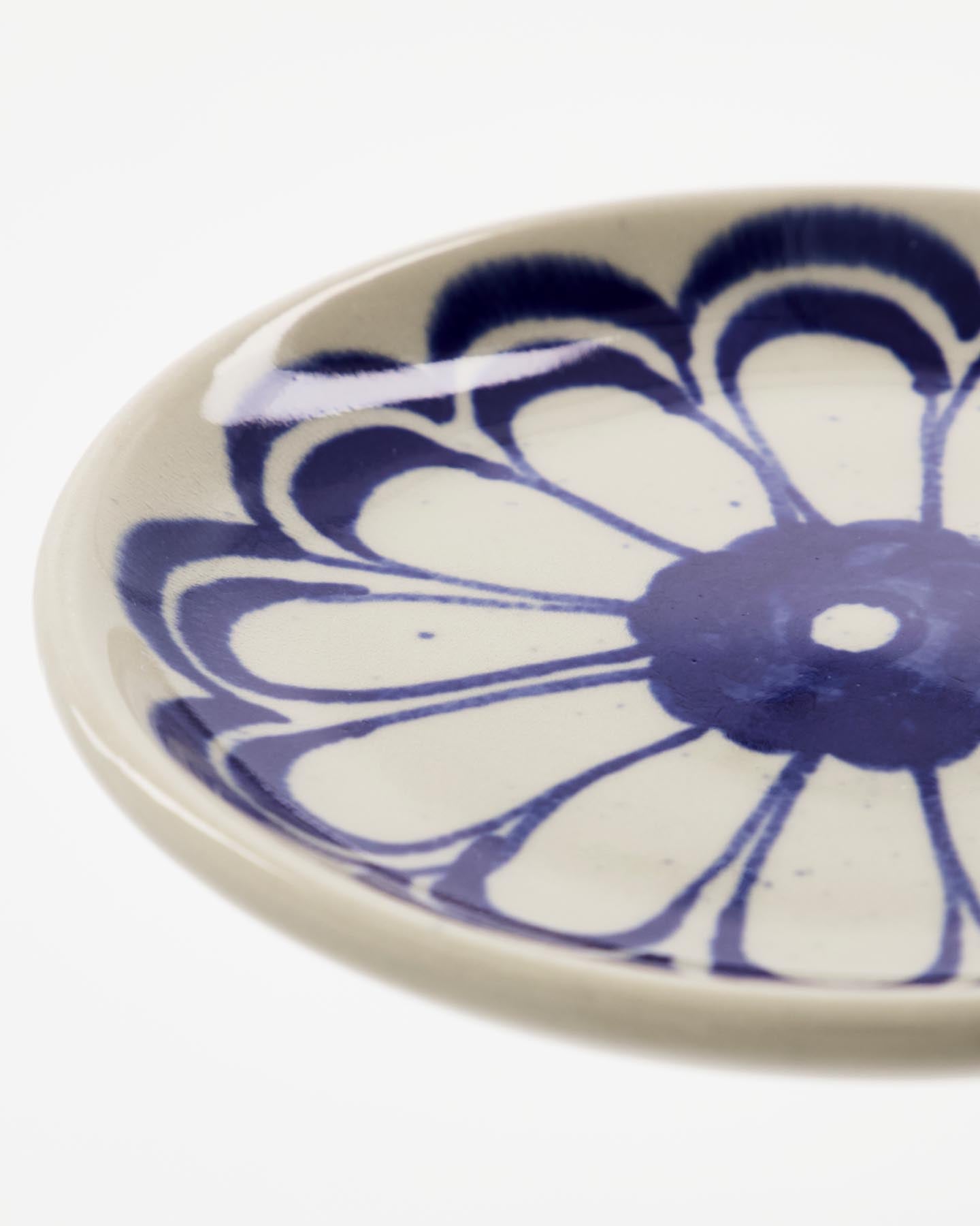 Verleihen Sie Ihrer Tafel mit dem HDDiva Teller Blau von House Doctor einen kunstvollen Akzent. Handgefertigt und vielseitig einsetzbar!