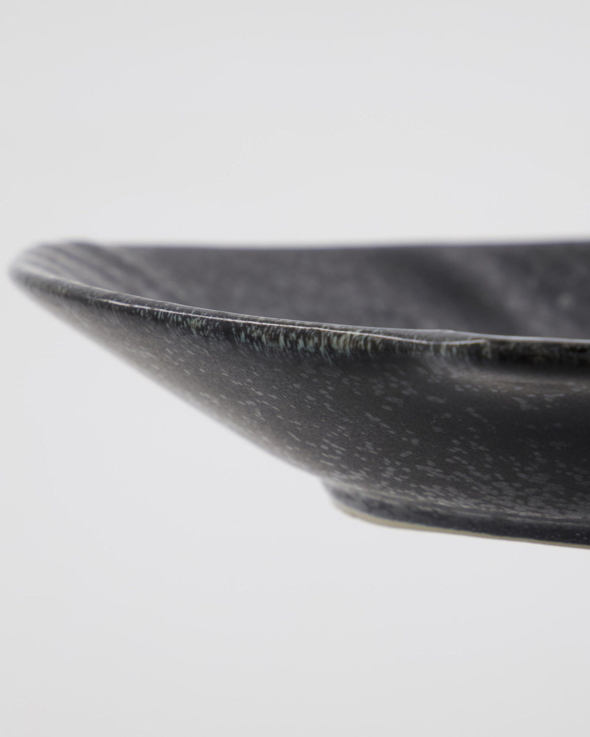 Servierschale, HDKala, Schwarz in Schwarz präsentiert im Onlineshop von KAQTU Design AG. Platte ist von House Doctor
