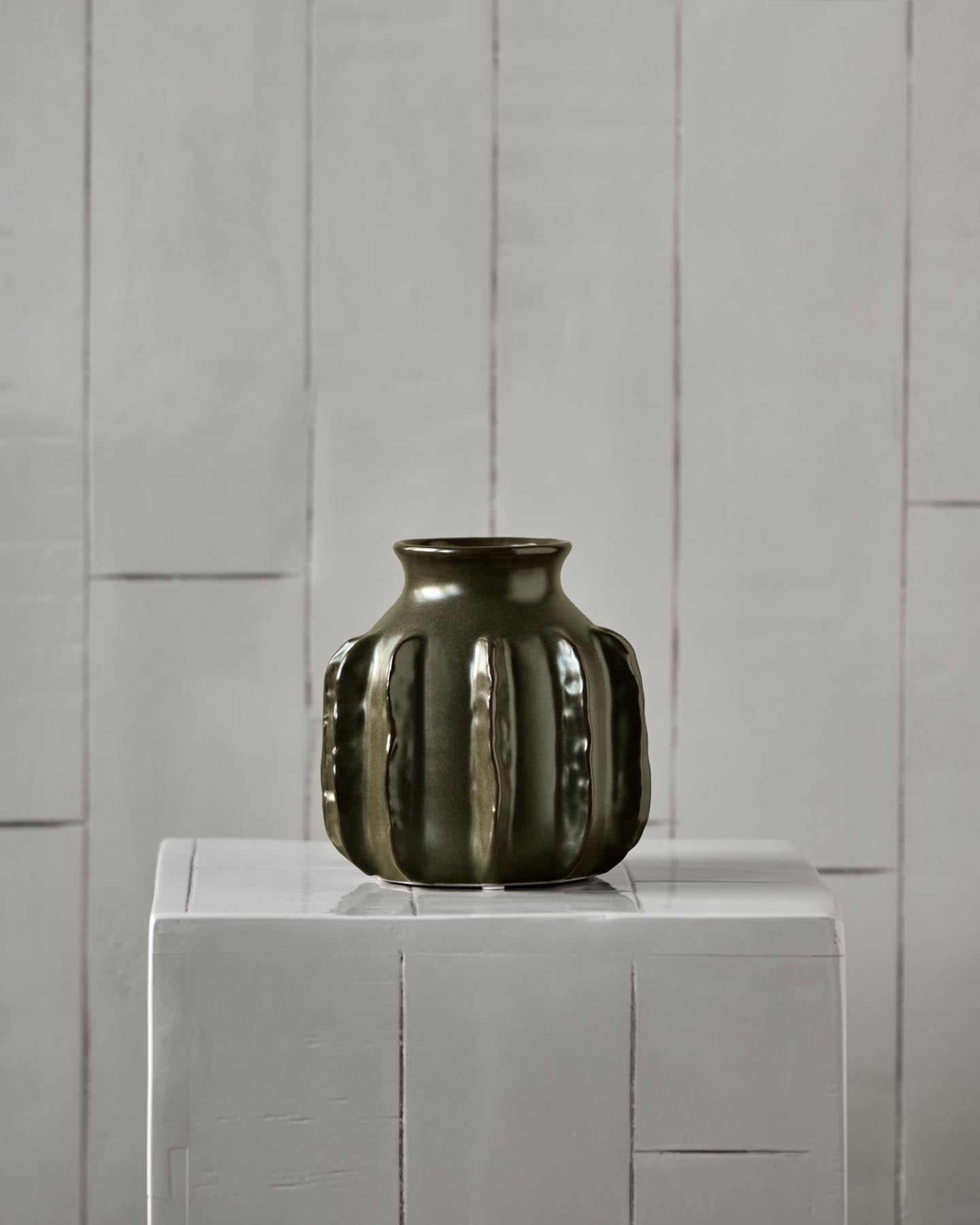 Verleihen Sie Ihrem Zuhause mit der handgefertigten Vase HDCactus in Dunkelgrün von House Doctor einen modernen, natürlichen Akzent!