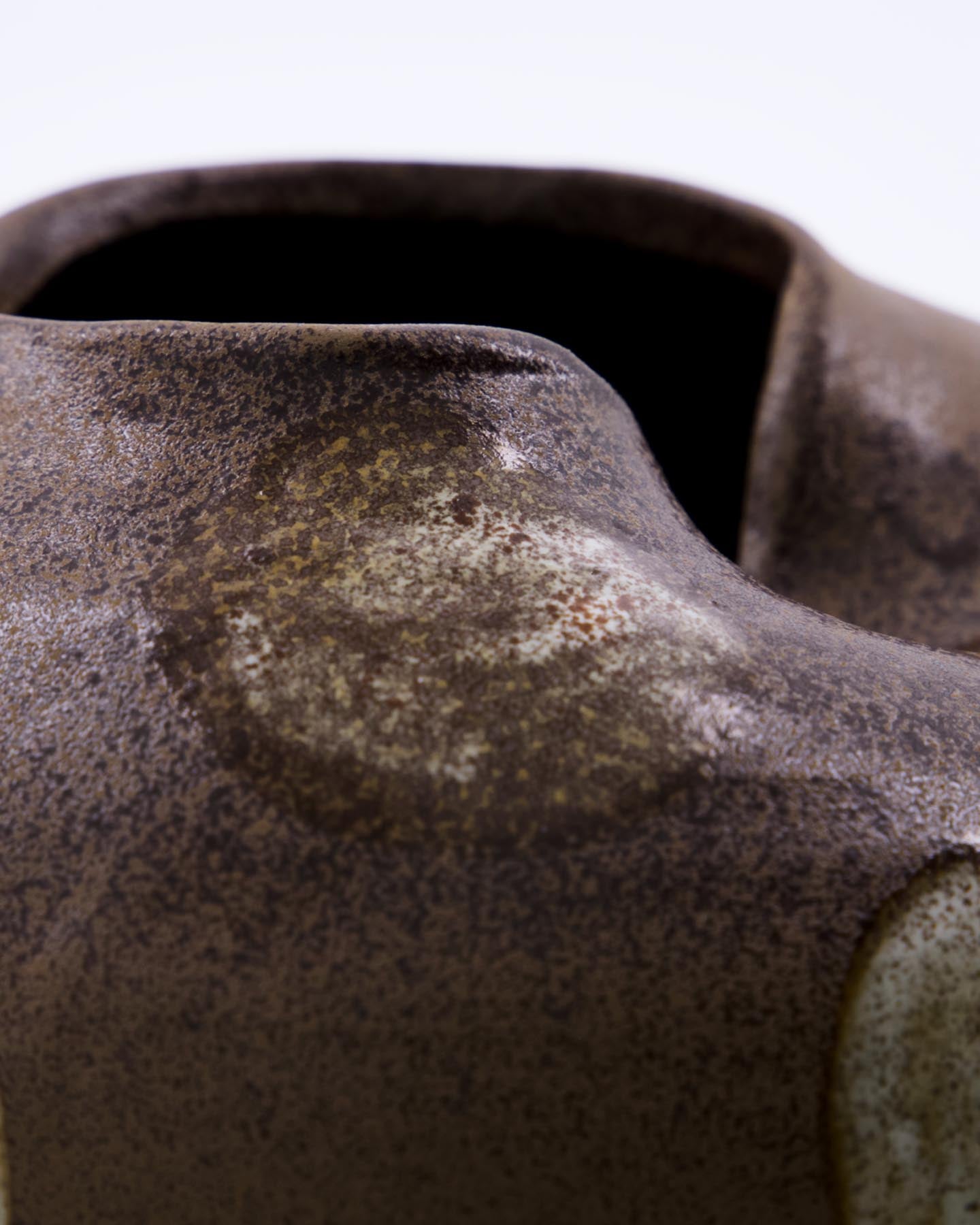 Entdecken Sie die HDExpo Vase von House Doctor – ein handgefertigtes Kunstwerk in Braun und Off-White, das stilvolle Akzente in jedem Raum setzt.