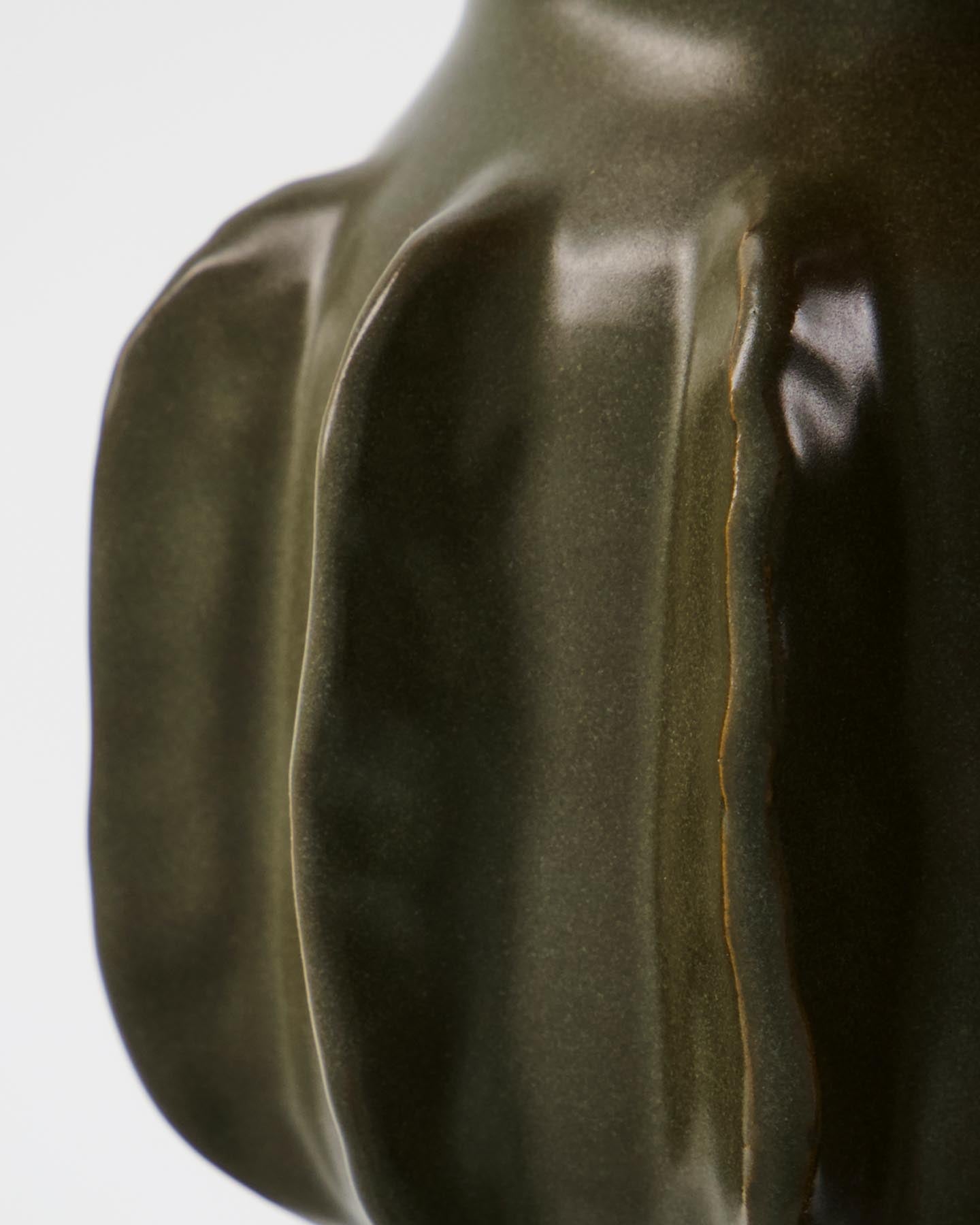 Entdecken Sie die handgefertigte Vase HDCactus in Dunkelgrün von House Doctor – ein einzigartiges Kunstwerk, das jeden Raum bereichert!