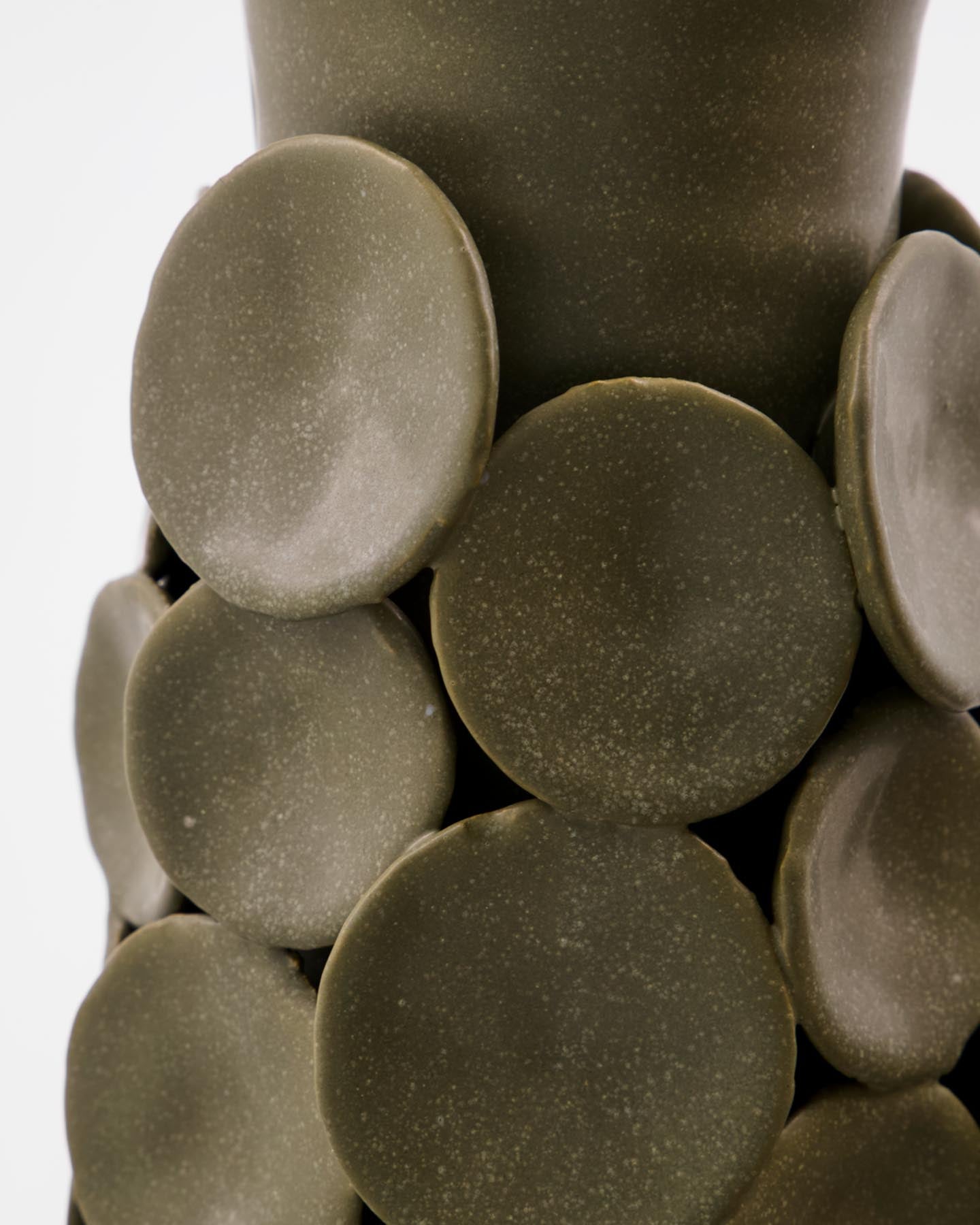 Entdecken Sie die handgefertigte Vase HDDot in Khaki von House Doctor – ein stilvolles Kunstwerk, das jedem Raum Wärme und Eleganz verleiht.