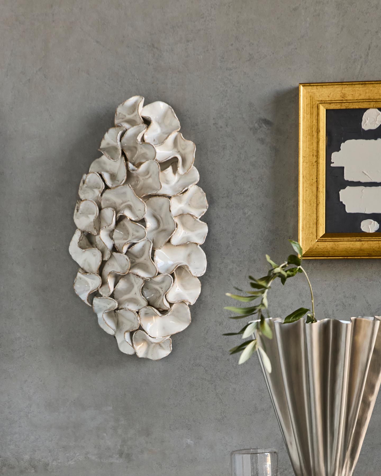 Verleihen Sie Ihren Wänden mit dem HDFold Wandobjekt in Off-White von House Doctor einen Hauch von Eleganz und Kreativität.