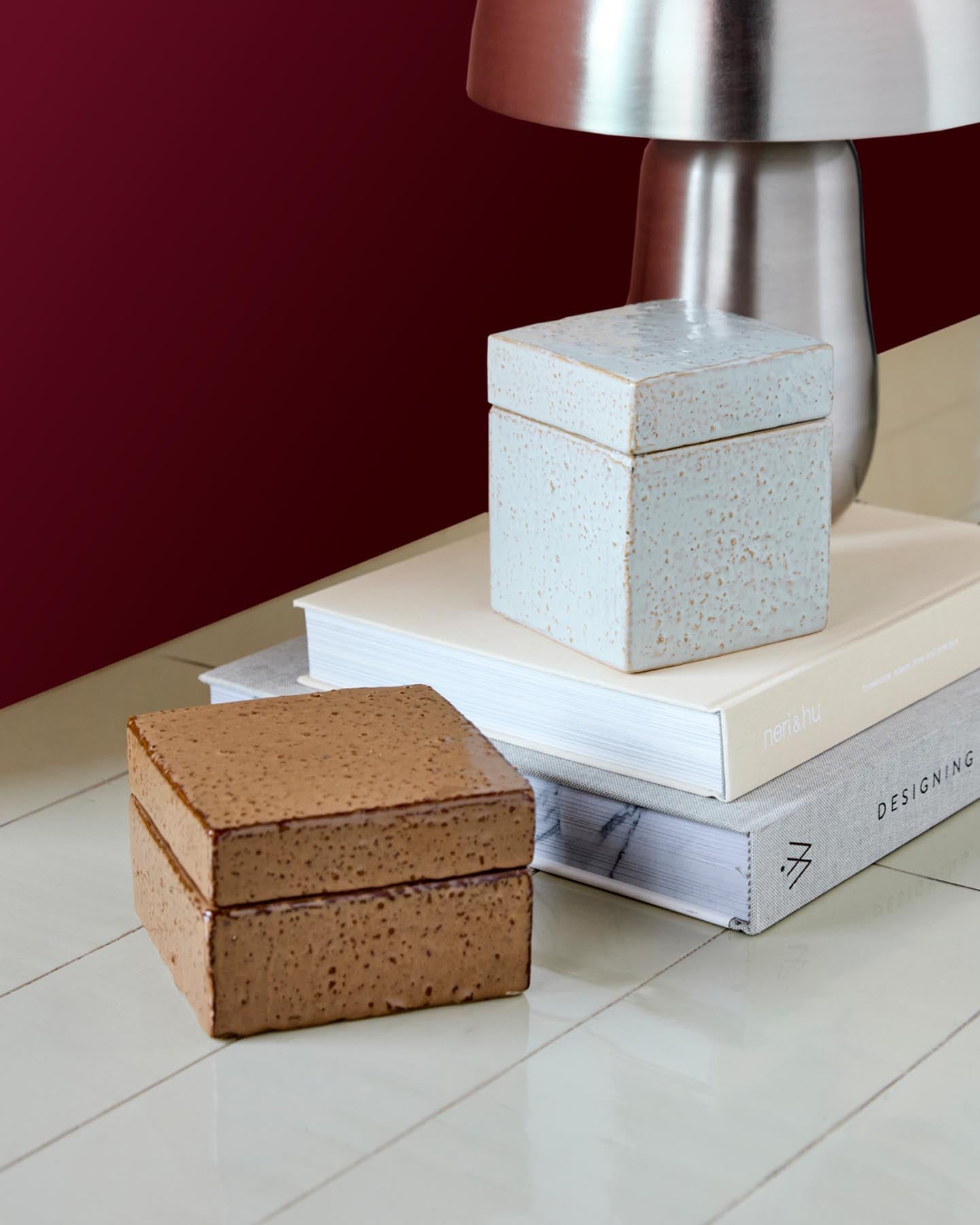 Entdecken Sie die stilvollen HDTreasure Aufbewahrungsschachteln von House Doctor in Braun und Hellblau. Handgefertigt, praktisch und dekorativ für jedes Zuhause.